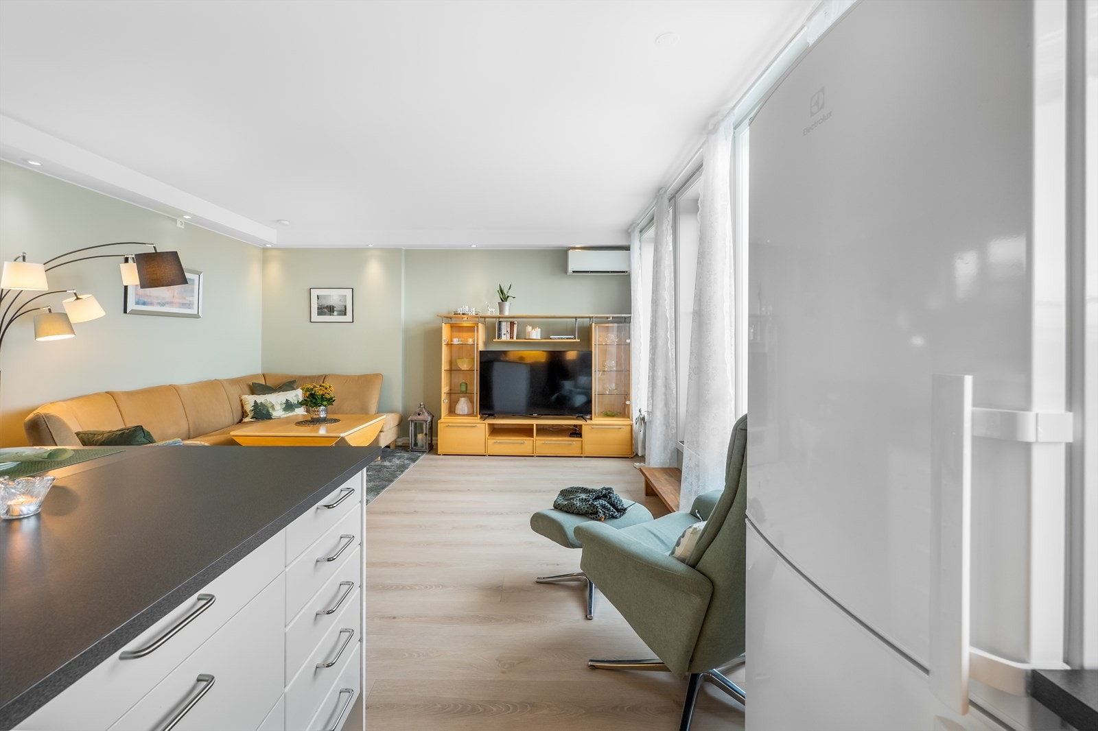 Den åpne løsningen gir en god romfølelse og fleksible møbleringsmuligheter. Galleribilde