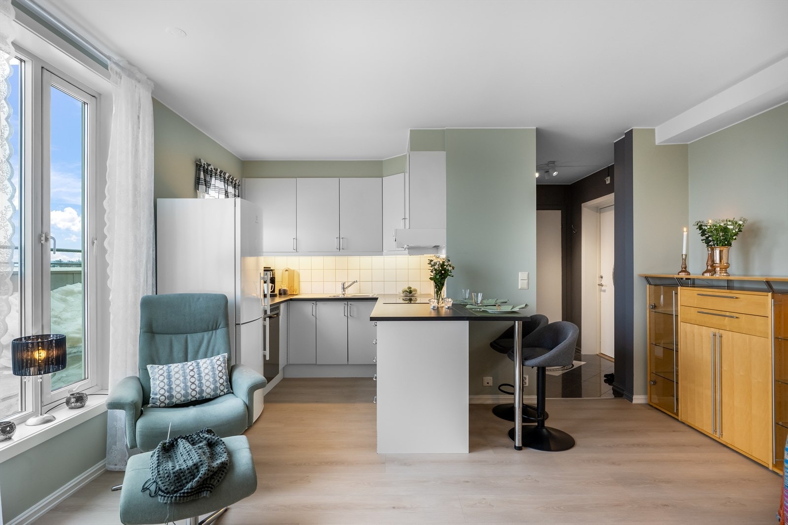 Dette er en lys og arealeffektiv 2-roms toppleilighet fra 2005. Galleribilde