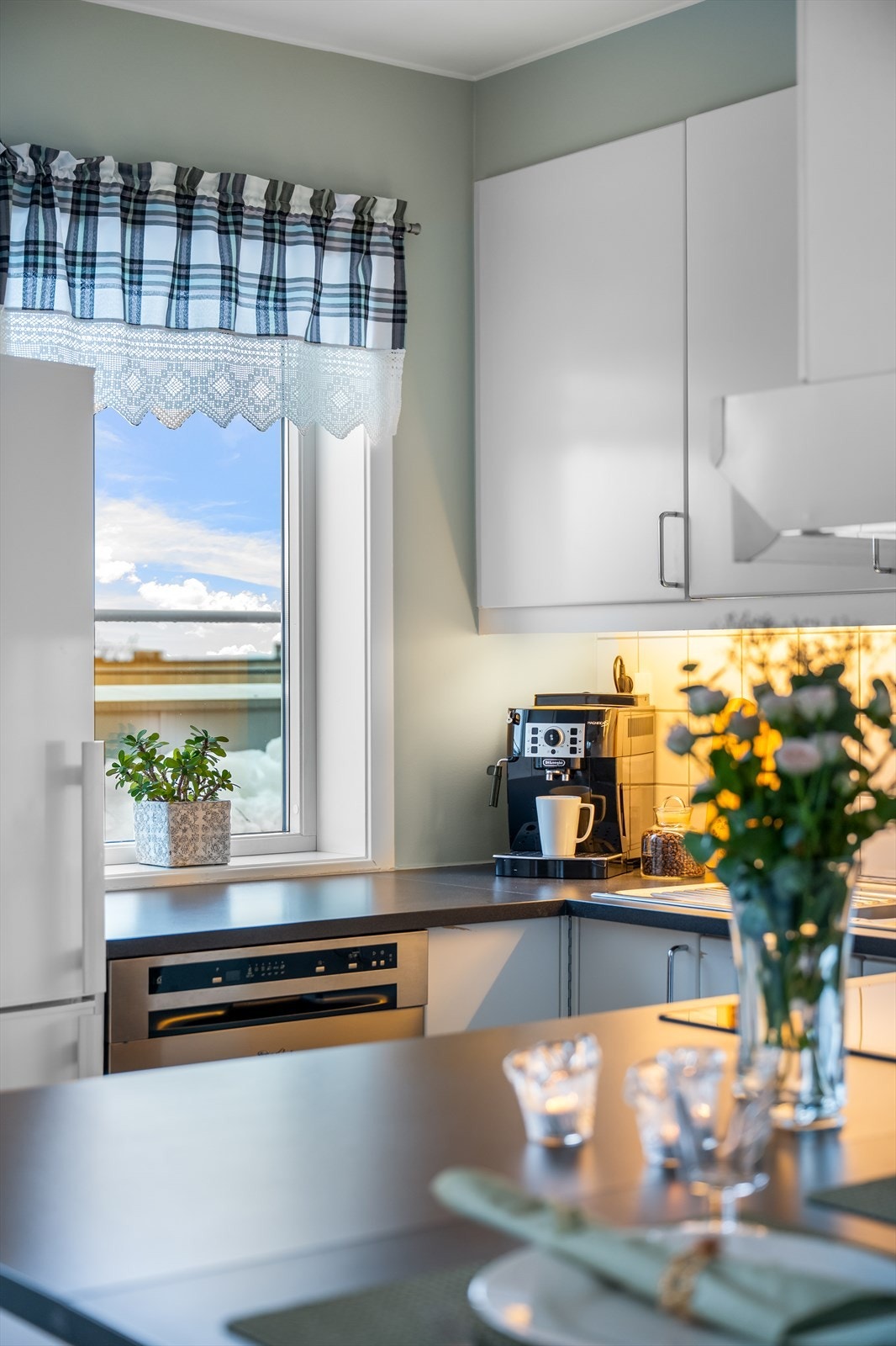 Vinduet på kjøkkenet gir ekstra gode lysforhold. Galleribilde