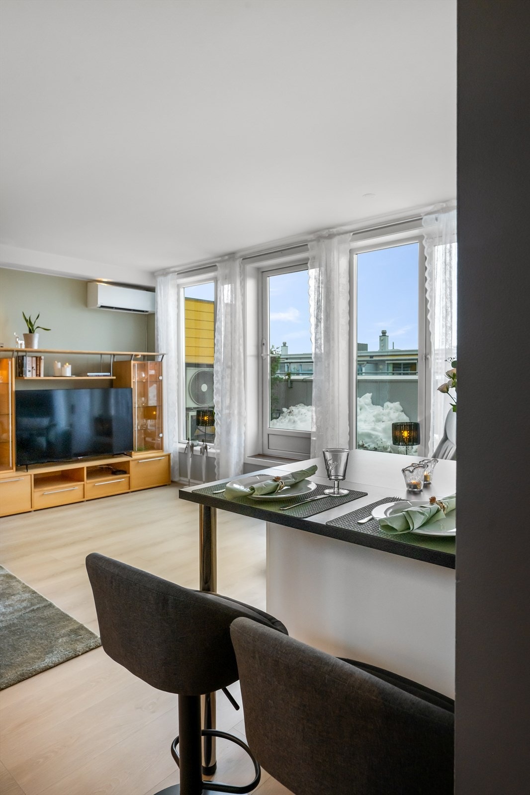 Barløsningen skiller kjøkkenet fra stuen. Galleribilde