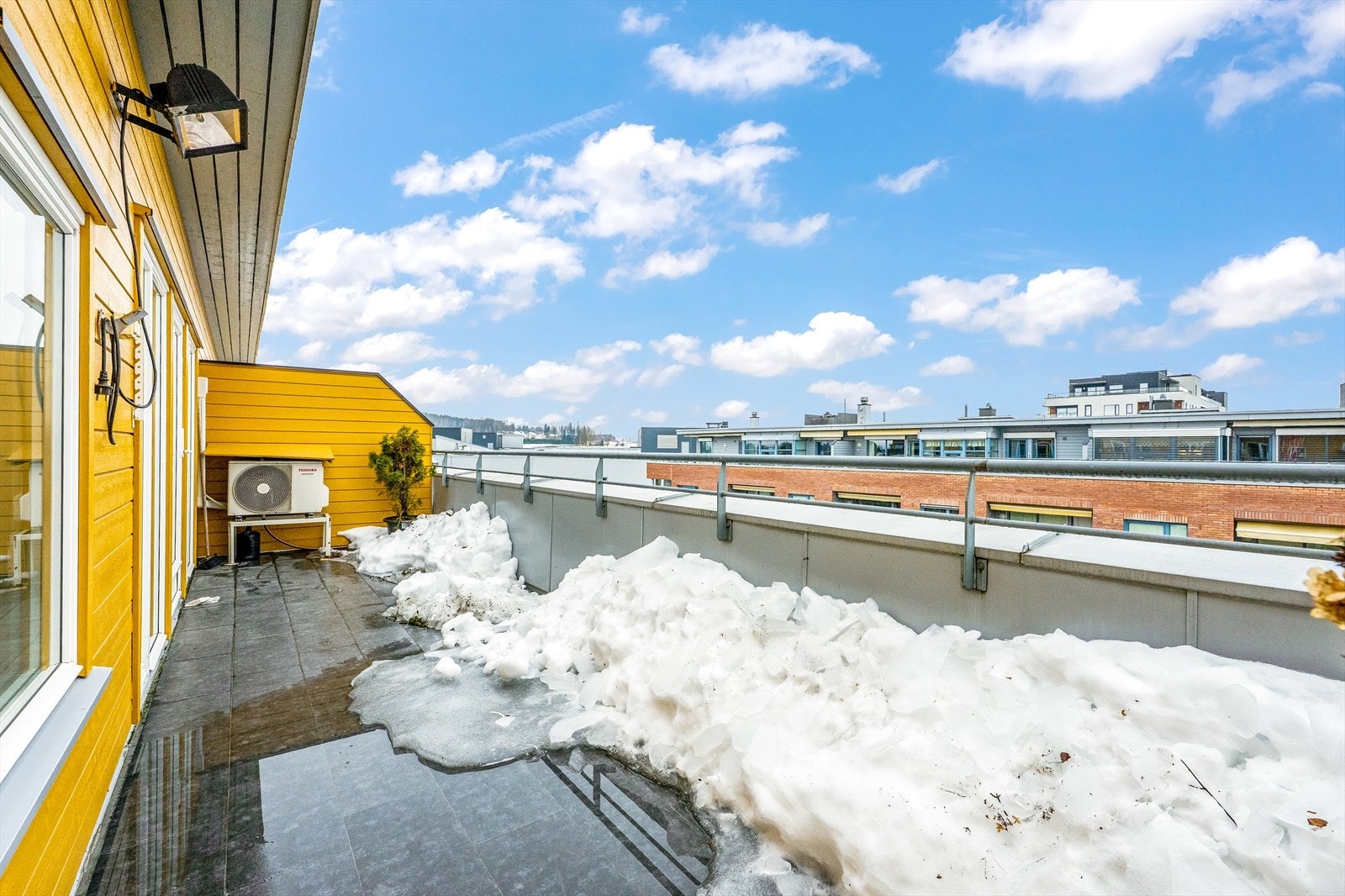 Beliggenheten i 5. etasje gir en usjenert uteplass uten innsyn, i et meget sentralt område. Galleribilde