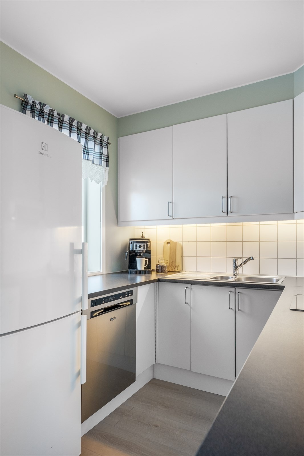 Godt med oppbevaringsplass i både benkeskap og overskap. Galleribilde