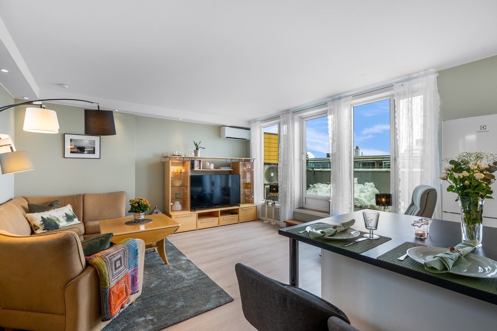 Stuen og kjøkkenet er i en åpen løsning, som skaper en sosial og luftig atmosfære. Galleribilde