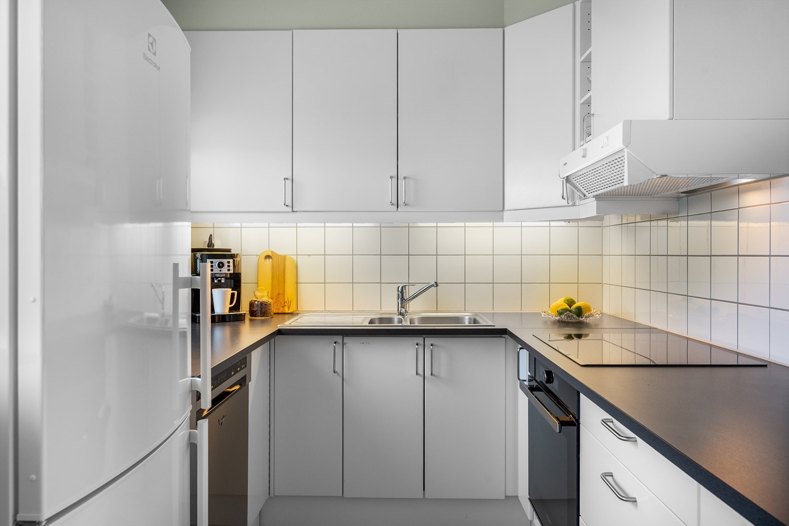 Kjøkkeninnredningen har slette fronter og en laminert benkeplate. Galleribilde