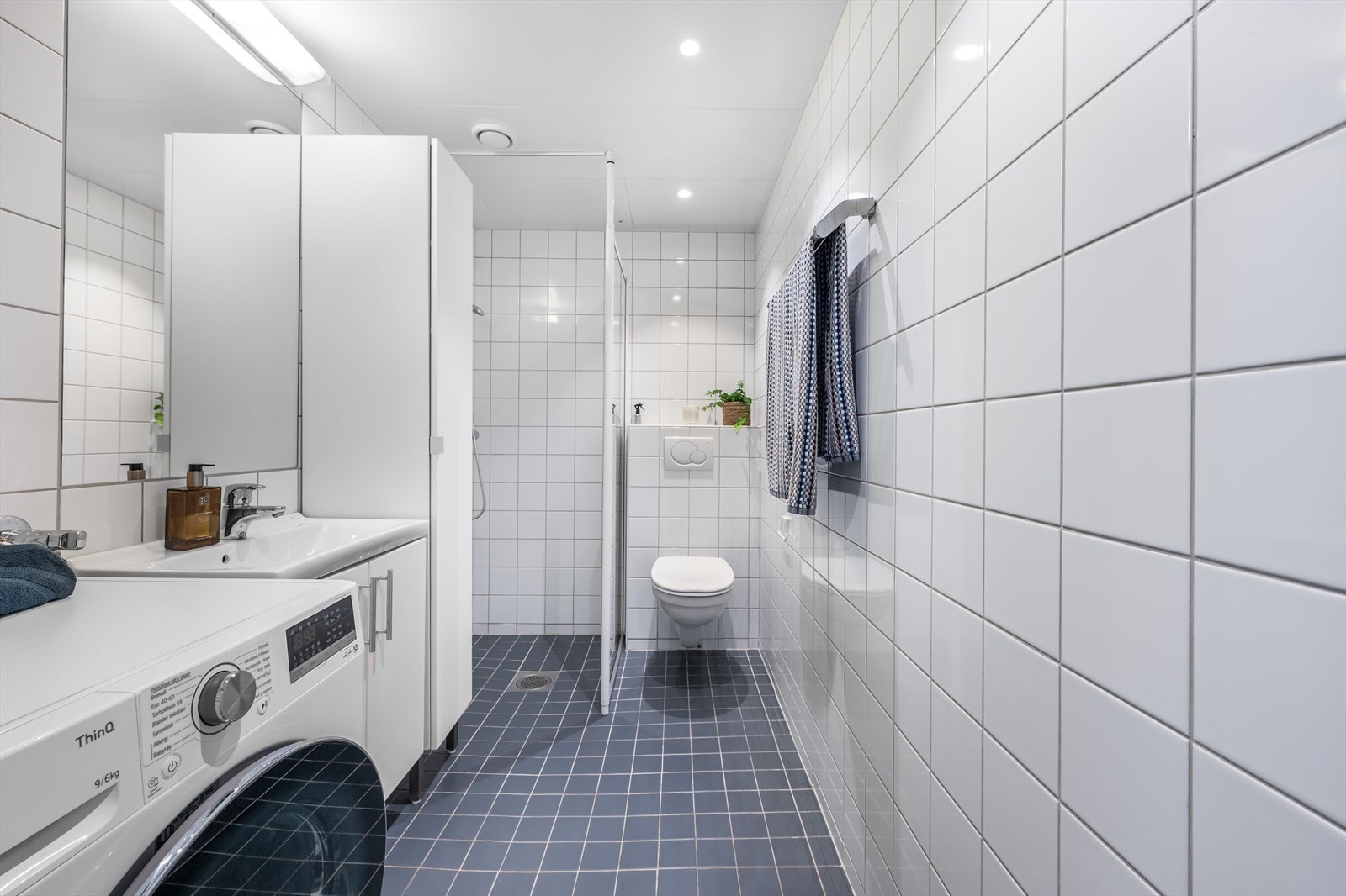 Flislagt bad med gulvvarme, vegghengt toalett og dusjhjørne med glassvegg. Galleribilde