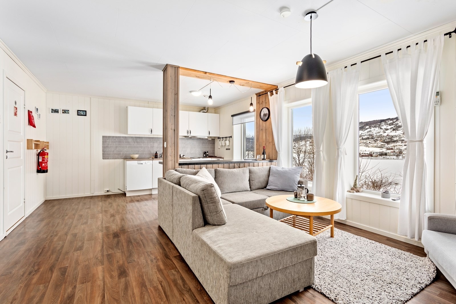 God plass til å ta imot gjester og venner! Stove og kjøkken kjem i ei opa løysing med plass til ei sofagruppe. Galleribilde