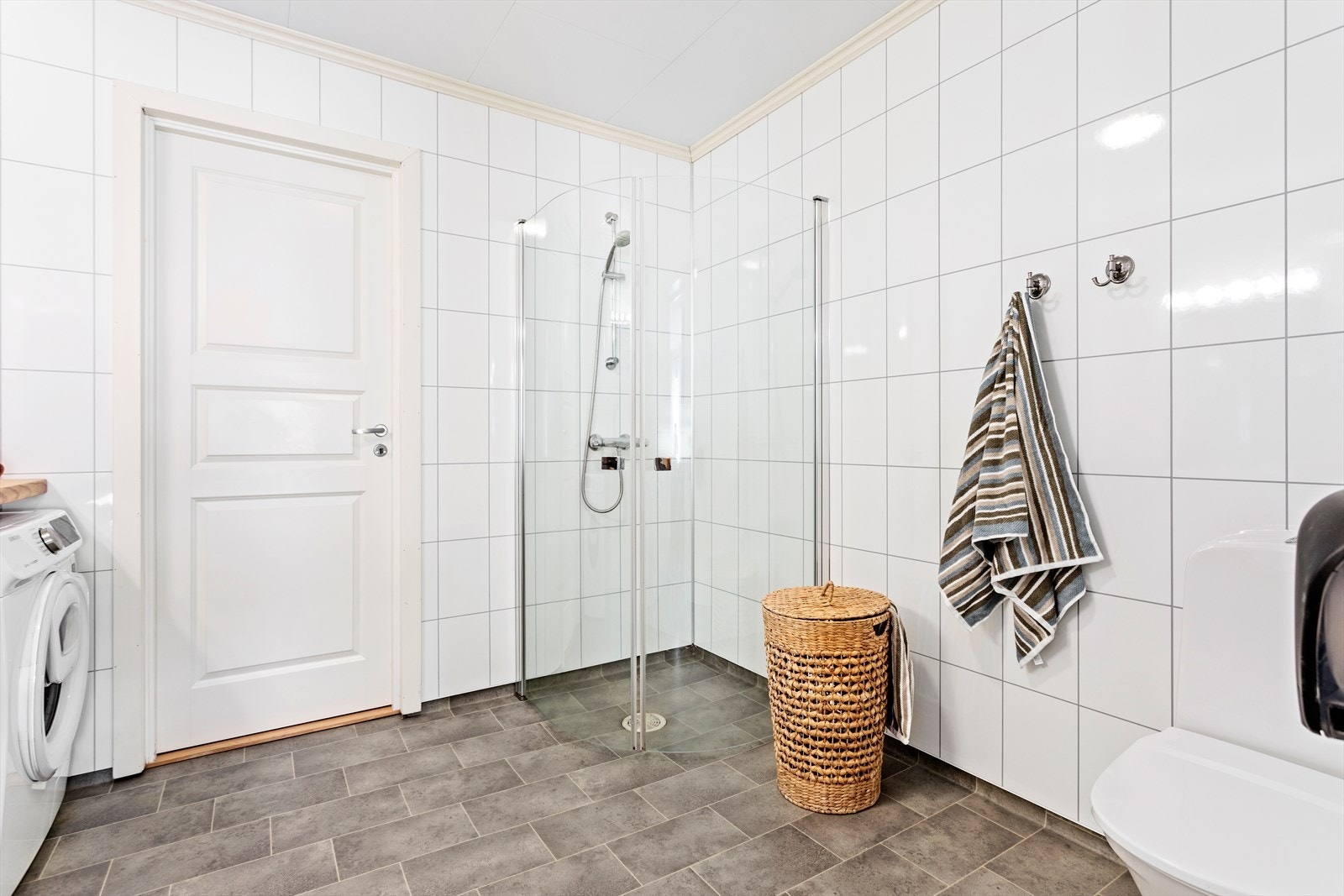 Badet er av god storleik med belegg på golv og baderomsplater på veggar. Galleribilde