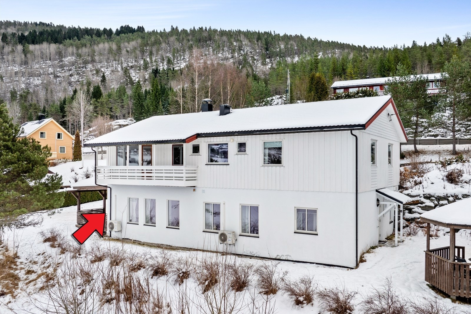 Leilegheita ligg i underetasjen i eit bustadhus som vart oppgradert og ombygd i 2016. Bygget vart seksjonert i 2026 til 3 seksjonar. Sjølve bygget er oppført i 1975. Galleribilde