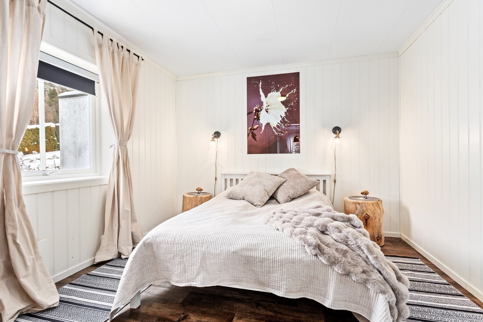Leilegheita har også eit soverom med god plass til dobbeltseng og garderobeskåp. Galleribilde