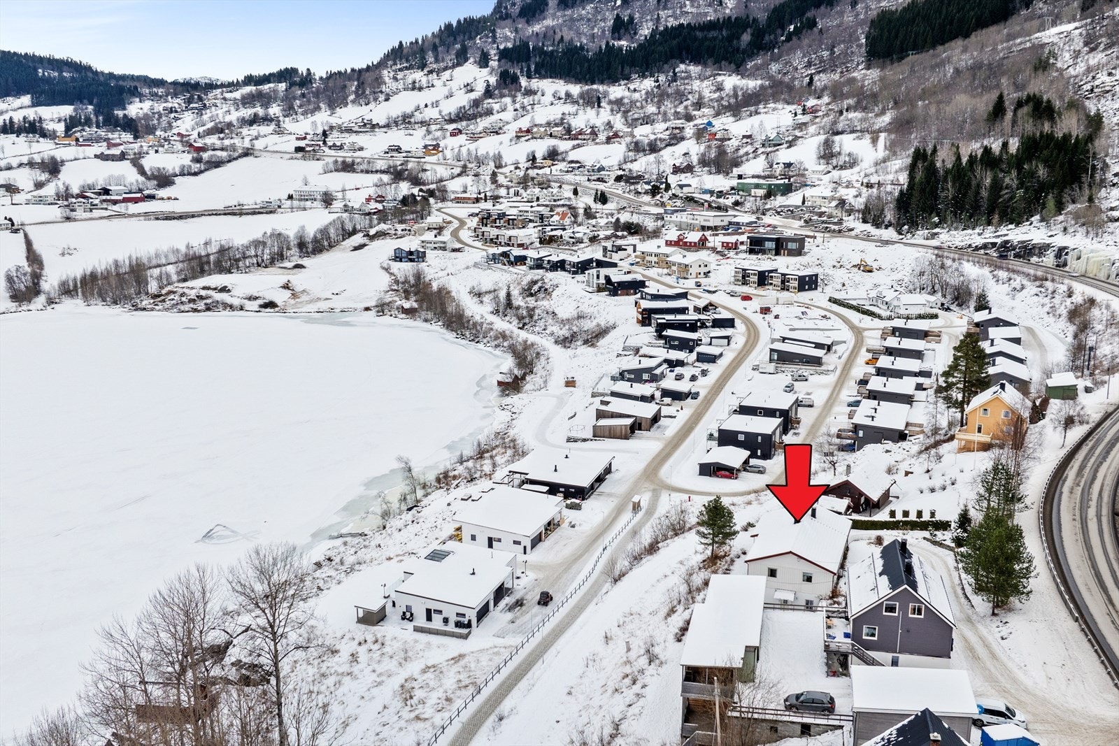 Frå eigedomen er det er fin utsikt over bygda og Hafslovatnet. Det er ingen hus framfor denne leilegheiten som skjermar for utsikta. Galleribilde