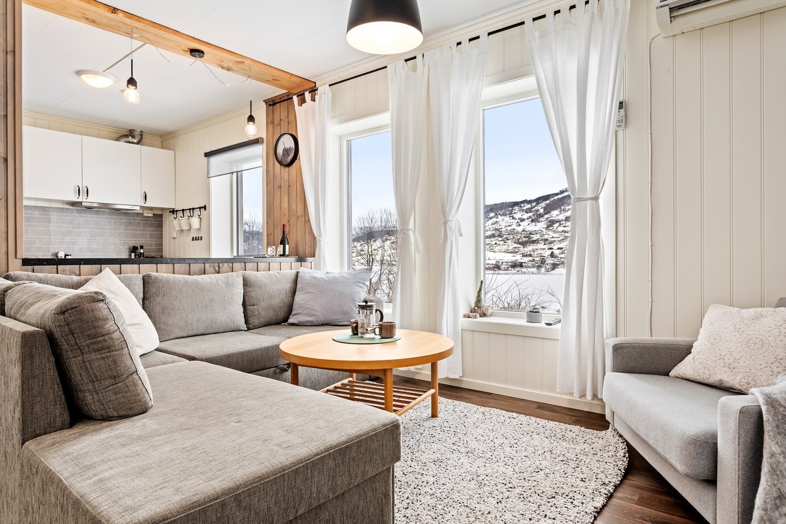 Velkommen til Lustravegen 438 B! Lys og koseleg 2-romsleilegheit som ligg mellom det etablerte bustadområdet på Galden og Botn. Galleribilde