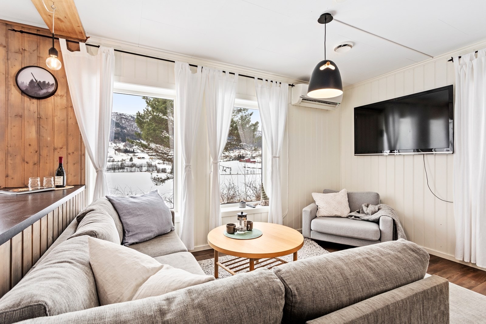 Her er det også flott utsikt mot Hafslovatnet og gode lysforhald via store vindaugsflater. Varmepumpe som ekstra oppvarmingskjelde. Galleribilde