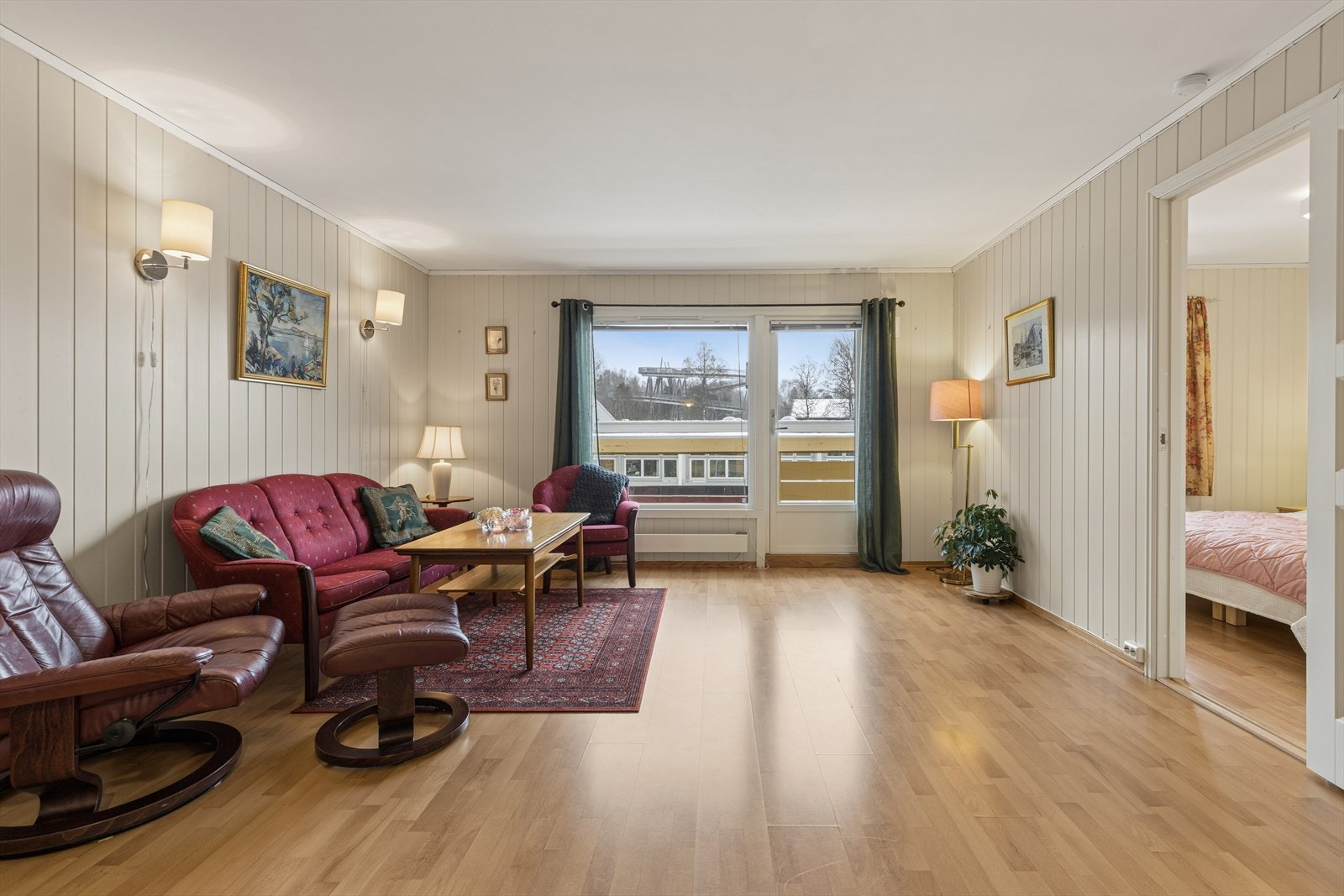 Lys og trivelig stue med gode møbleringsmuligheter og en behagelig romfølelse. Galleribilde