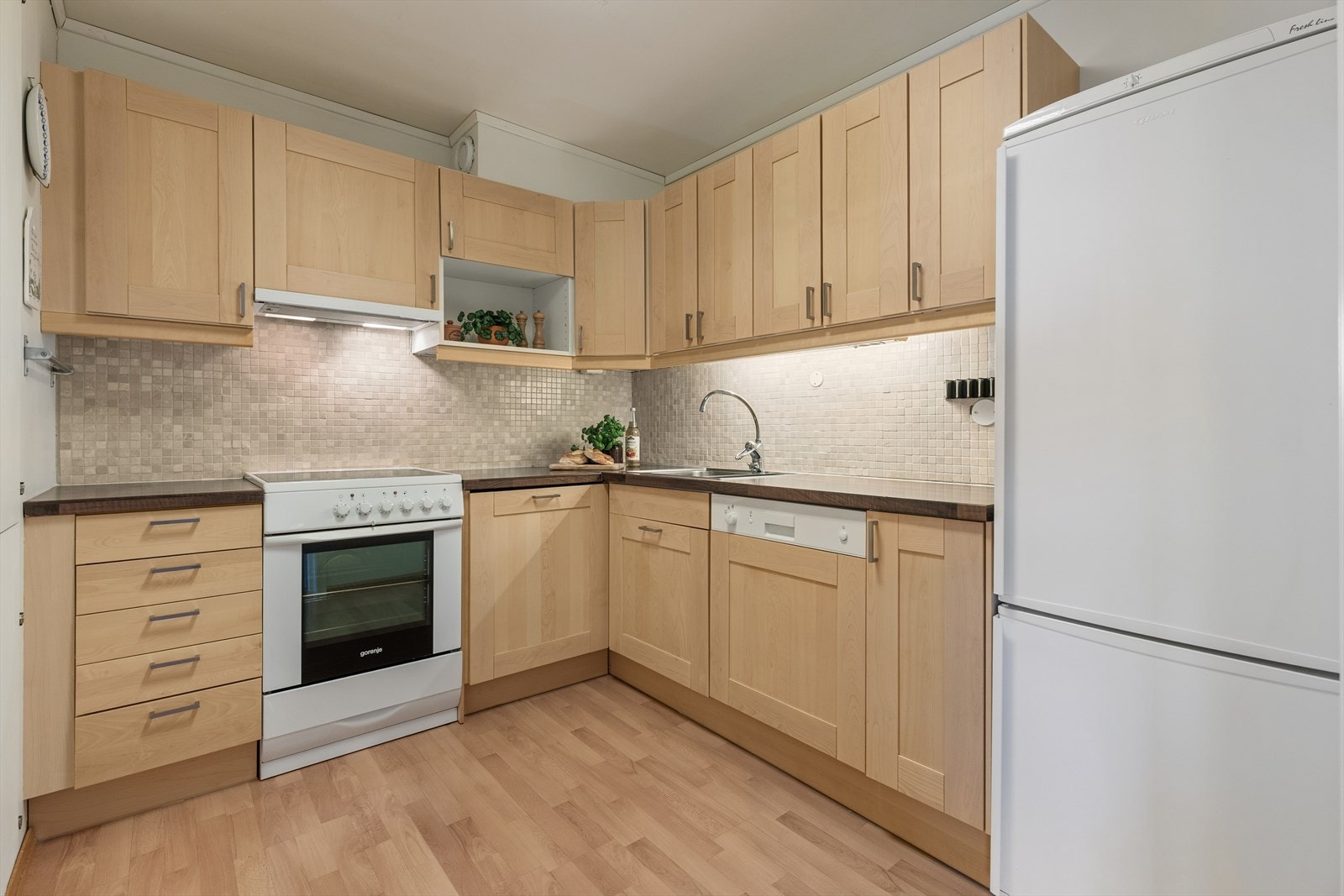 Kjøkkenet har god skap- og benkeplass som gir effektive arbeidsflater og gode oppbevaringsmuligheter. Galleribilde