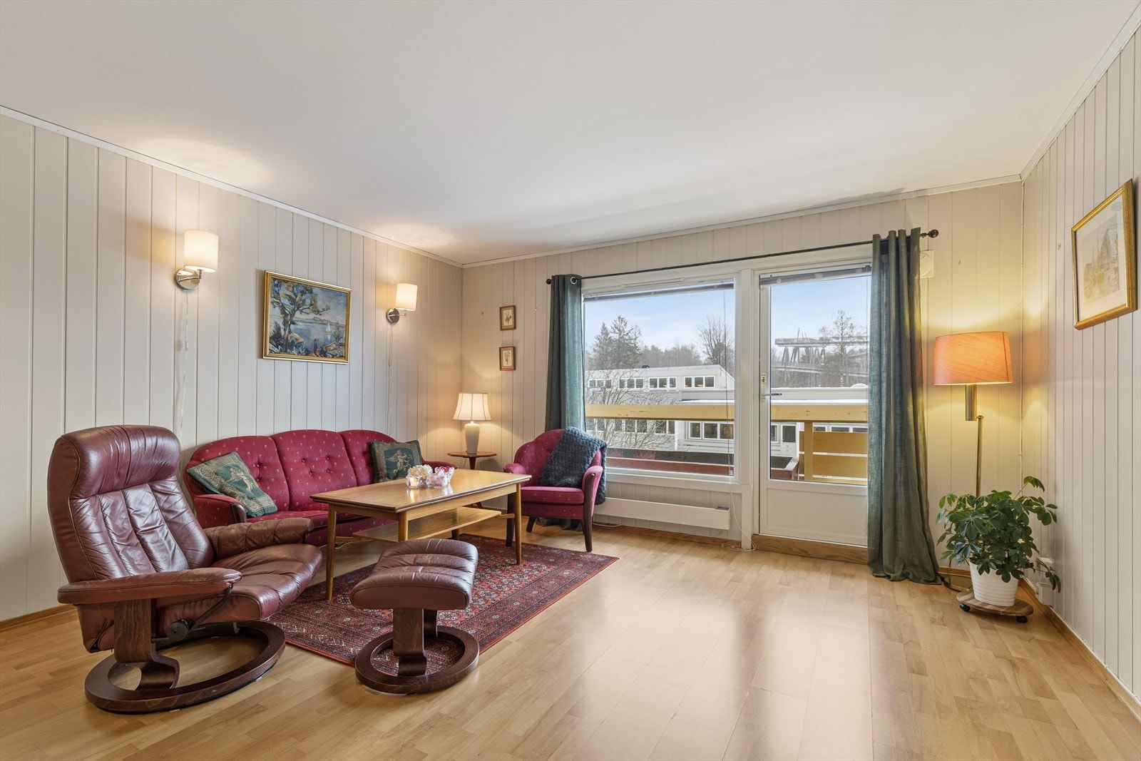 Store vindusflater slipper inn godt med naturlig lys og bidrar til en åpen og luftig atmosfære Galleribilde