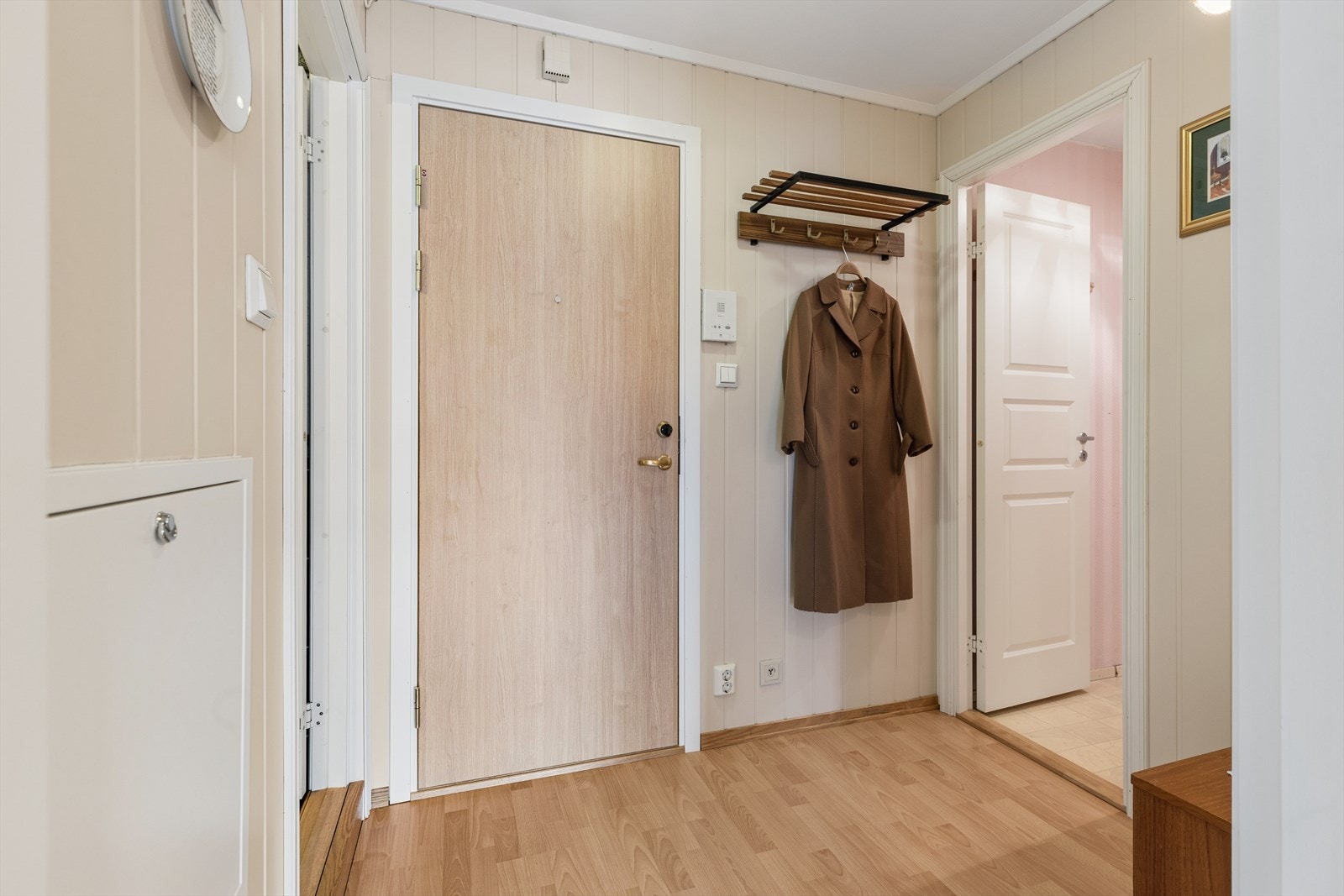 Lys og innbydende entré med plass til oppbevaring av sko og oppheng av yttertøy. Velkommen inn! Galleribilde