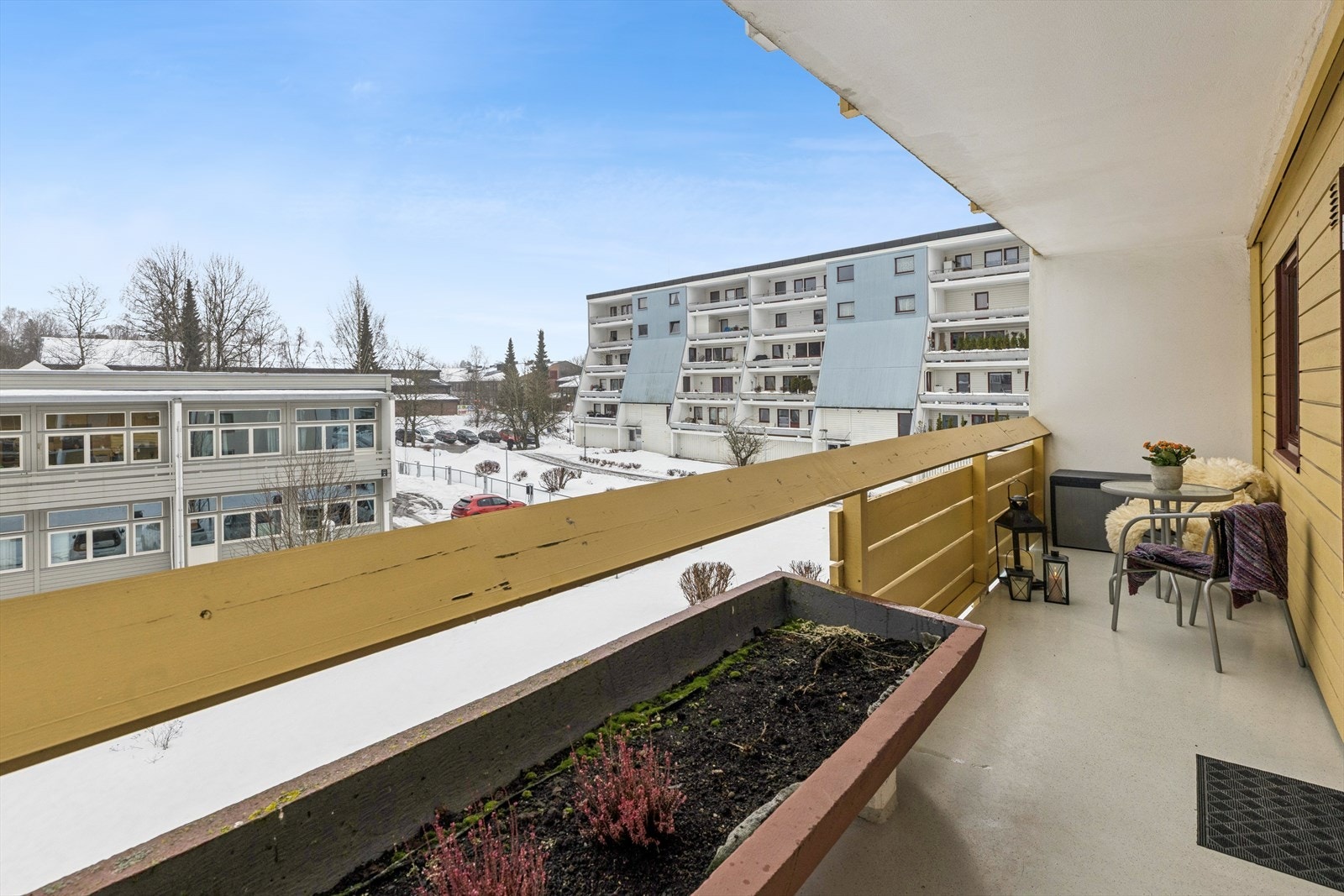 Balkongen på 8 m² med utgang fra stuen gir gode muligheter for å etablere en hyggelig sitteplass med utemøbler og planter. Galleribilde