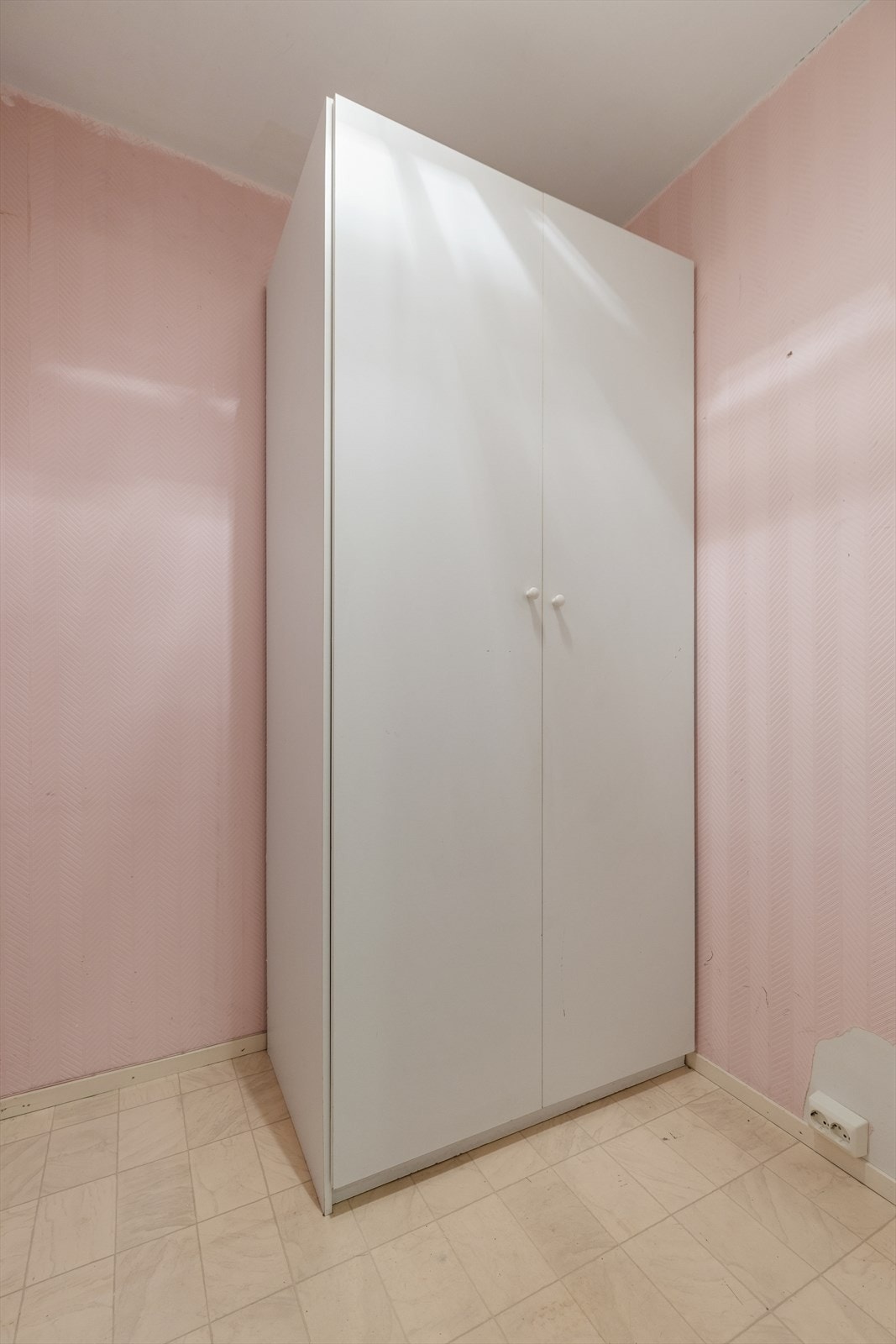 Boligen har gode oppbevaringsmuligheter med en praktisk bod i tilknytning til entréen som egner seg godt til oppbevaring av klær, støvsuger og annet utstyr. I tillegg disponerer leiligheten en kjellerbod. Galleribilde