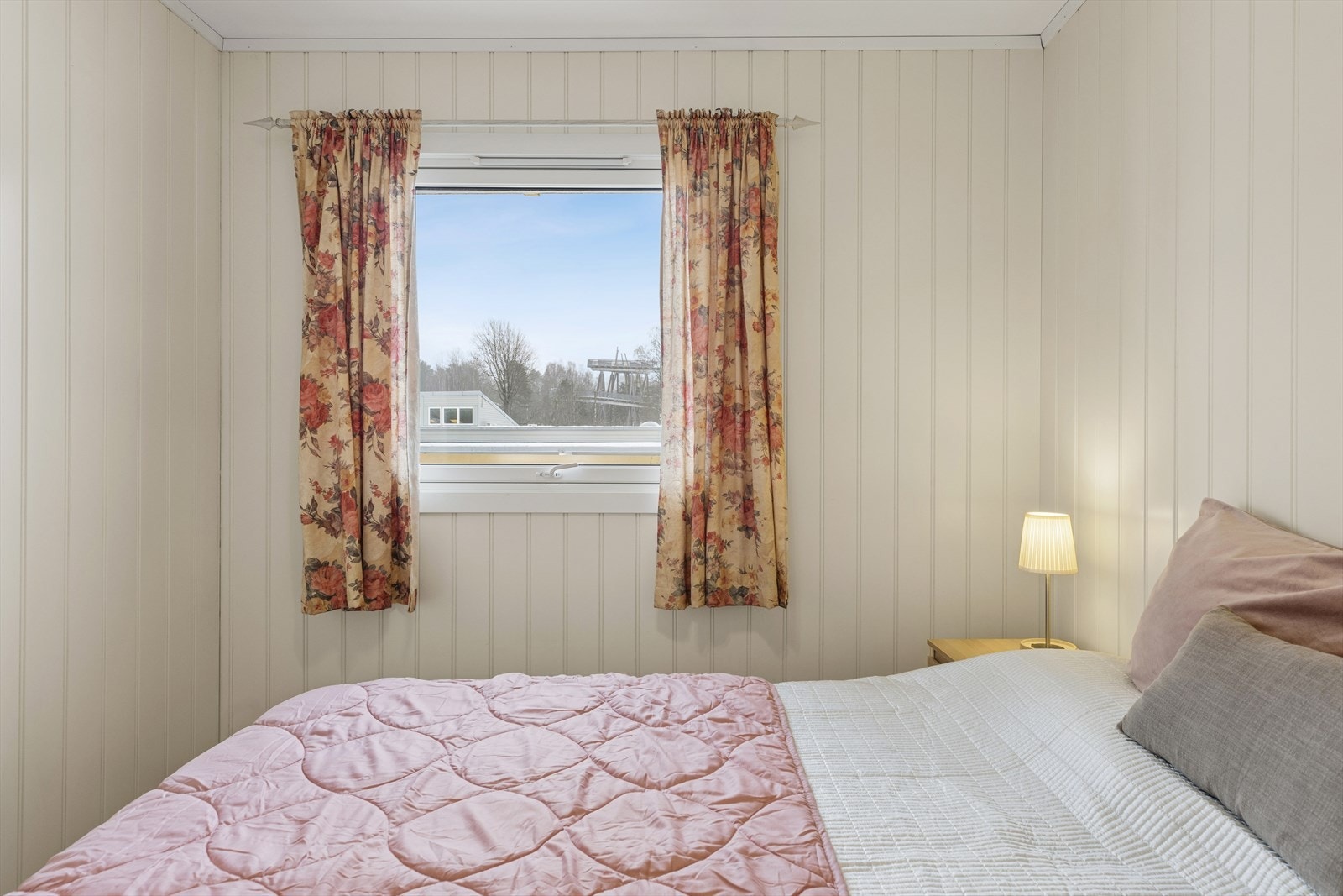 Stor vindusflate gir godt lysinnslipp og bidrar til en luftig og behagelig romfølelse. Galleribilde