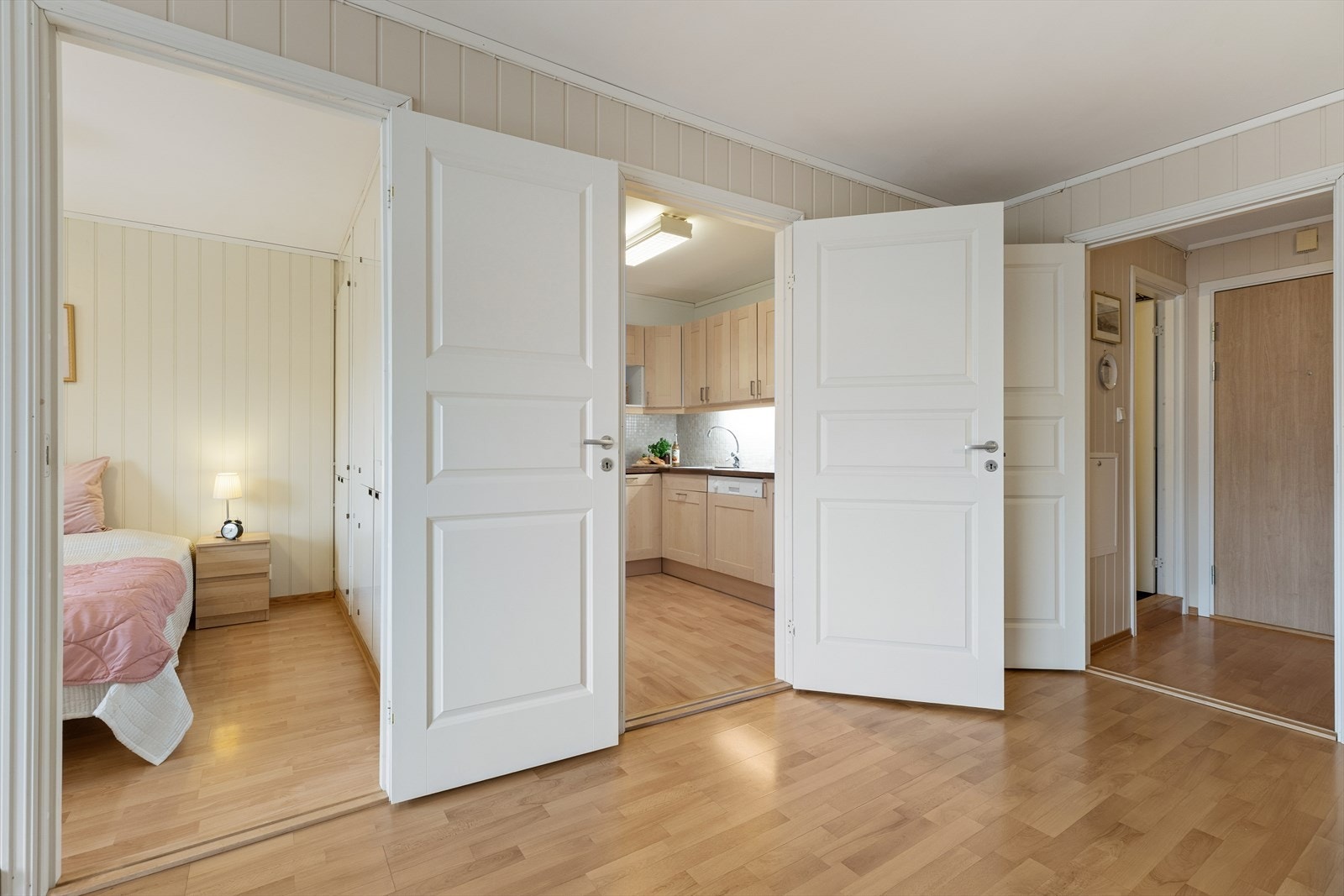 Fra stuen er det adkomst til separat kjøkken, noe som bidrar til en ryddig og funksjonell romløsning. Galleribilde