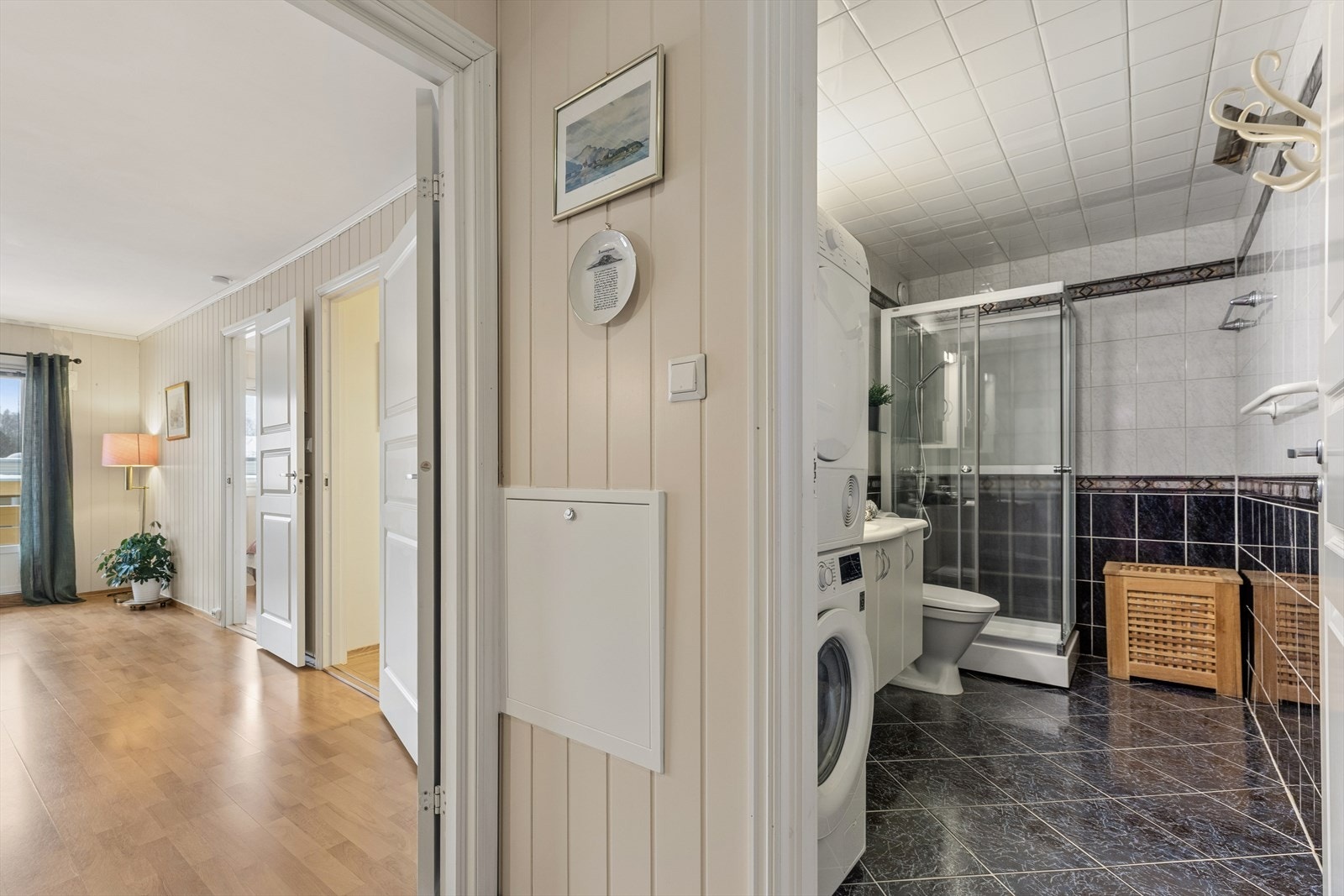 Badet er plassert til høyre for entréen. Galleribilde