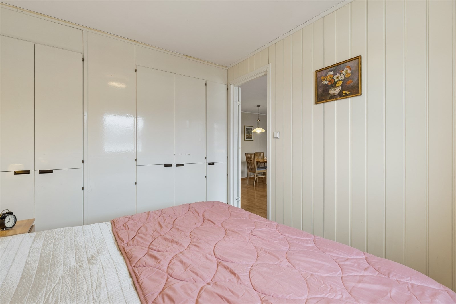 Det er plass til dobbeltseng, nattbord og garderobeløsning Galleribilde