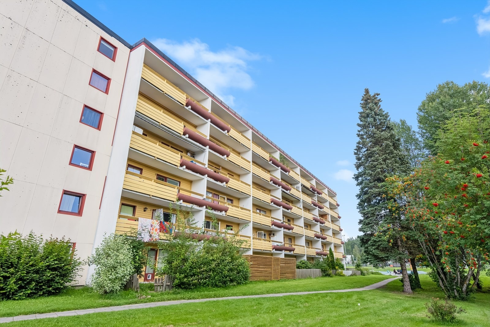 Leiligheten ligger i en veletablert boligblokk med balkonger vendt ut mot grønne omgivelser. Galleribilde