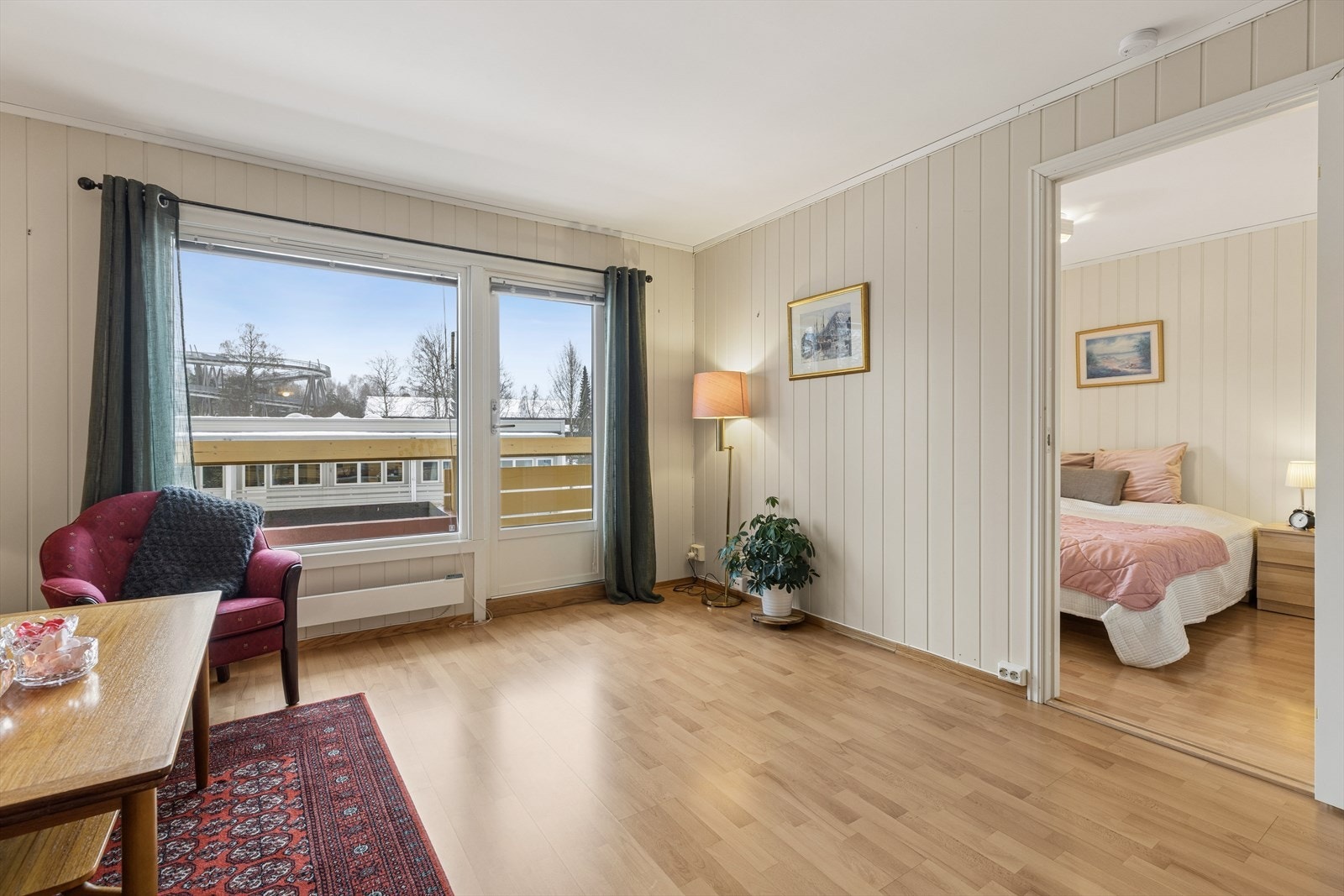 Fra stuen er det direkte utgang til balkongen som gir en naturlig forlengelse av oppholdsrommet. Galleribilde