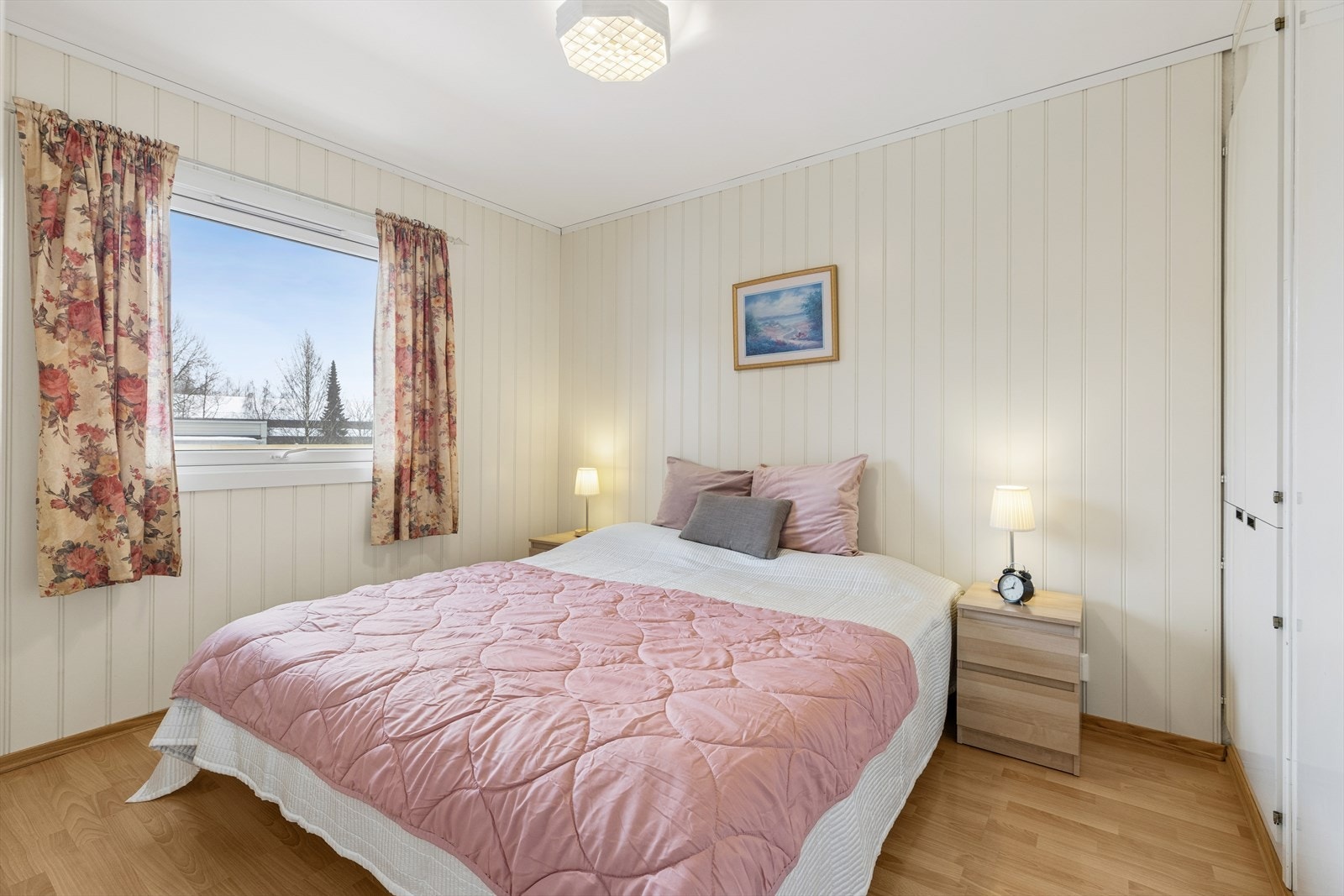 Romslig soverom med gode møbleringsmuligheter. Galleribilde