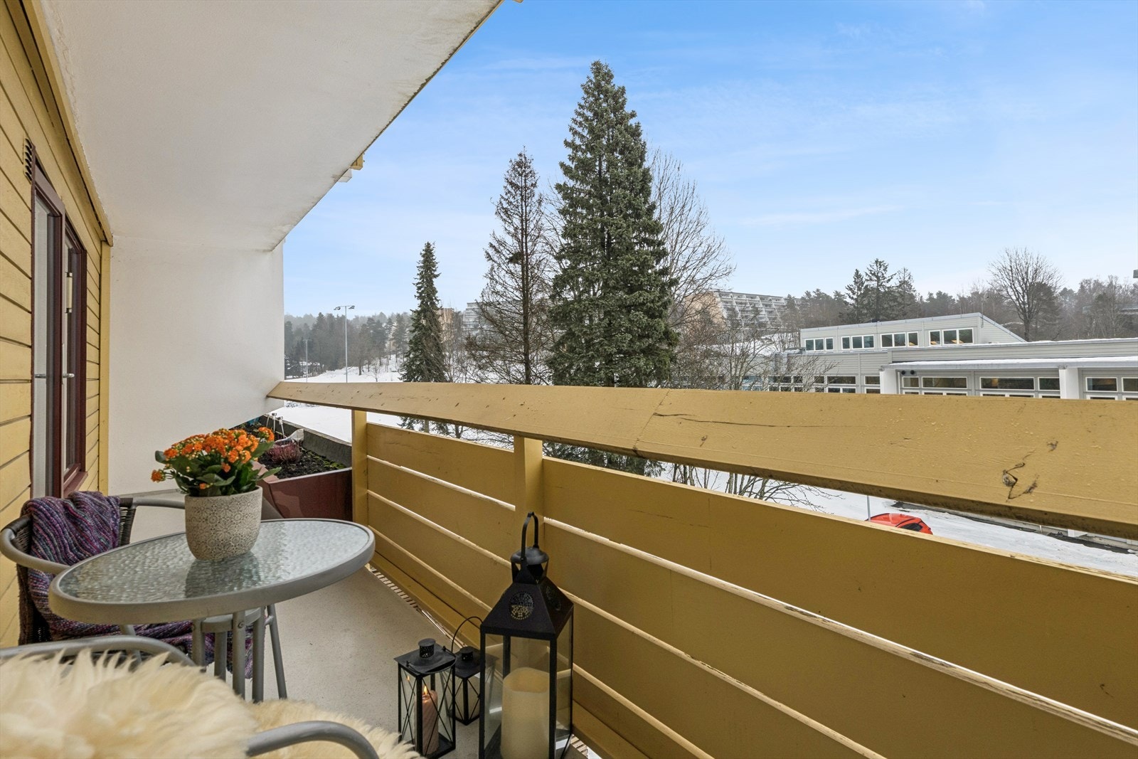 Balkongen på 8 m² er vendt mot nordøst. Her kan man nyte rolige morgener eller en kopp kaffe i frisk luft. Galleribilde