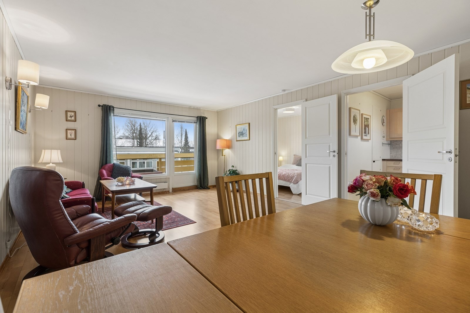 Rommet gir naturlig plass til sofagruppe, spisesebord, TV-løsning og øvrig møblement etter behov Galleribilde