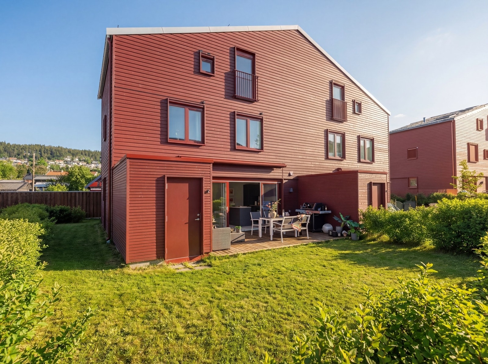 Velkommen til flotte Kjelsåsgrenda! Foto: Alexander Granlie | @boliggram. Bildet er KI-generert for å illustrere sommerforhold. Galleribilde