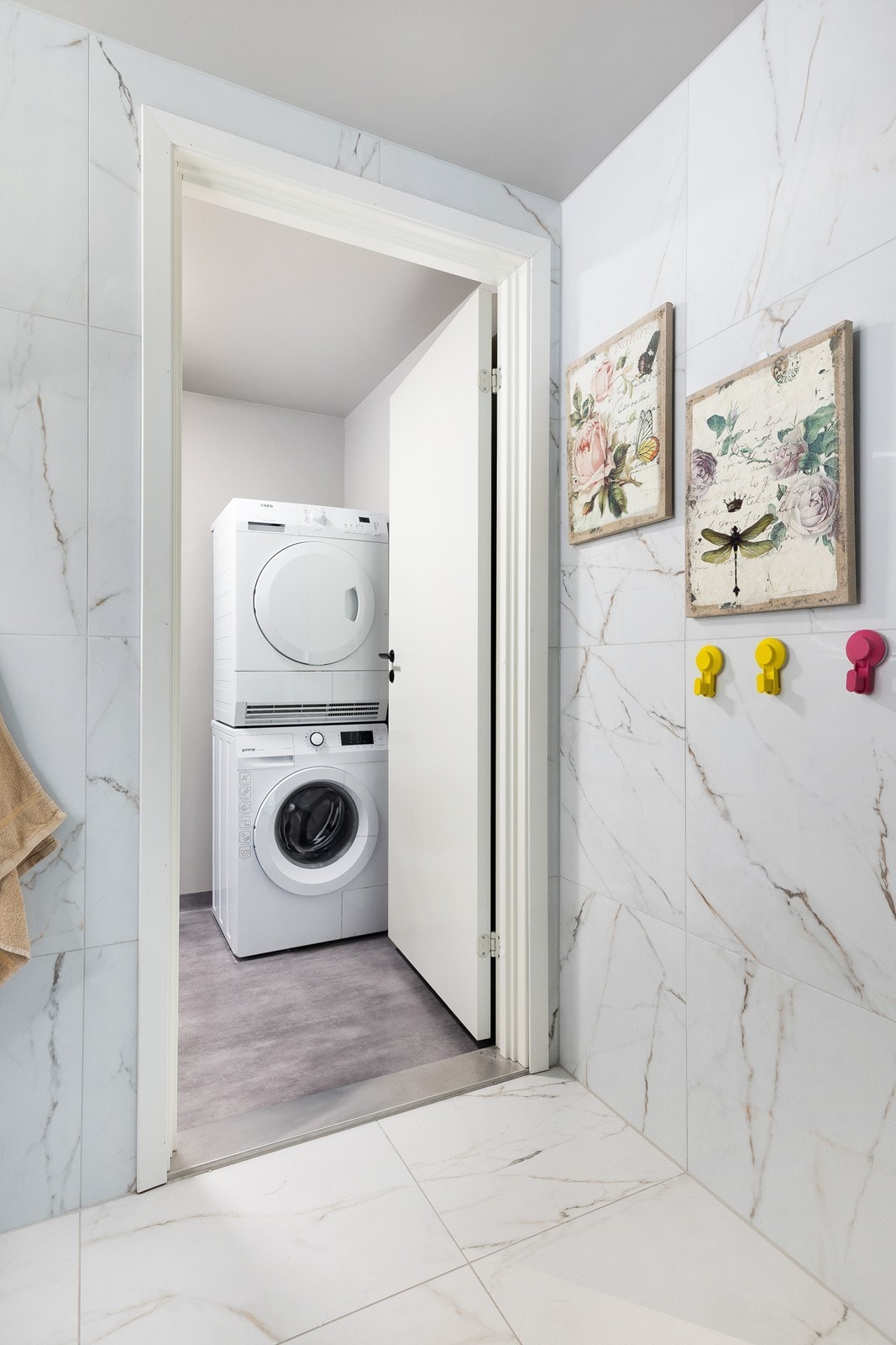 Fra badet er det dør direkte inn til eget praktisk vaskerom. Galleribilde