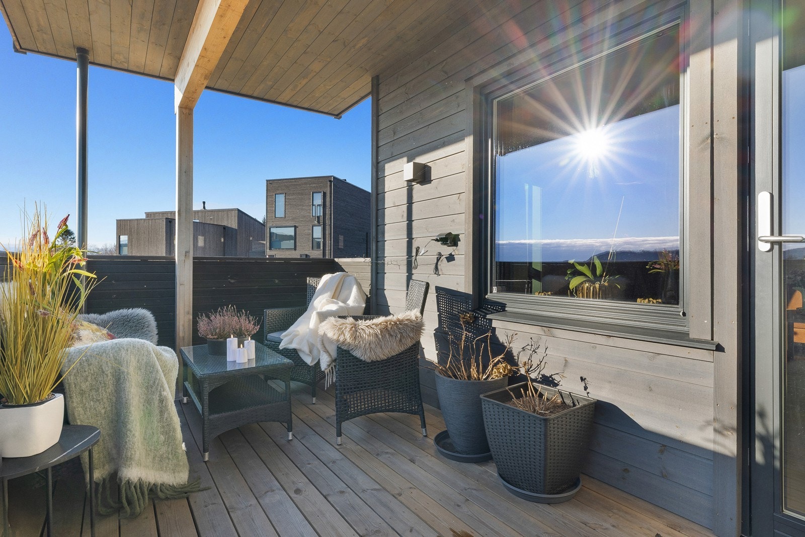 Balkongen er overbygget og har god plass til utemøbler og beplantning. Galleribilde