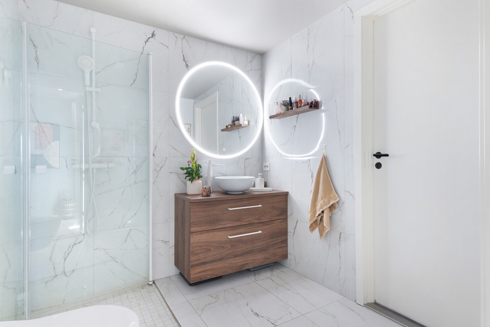 Moderne servant på skuffeseksjon med tilhørende speil. Galleribilde