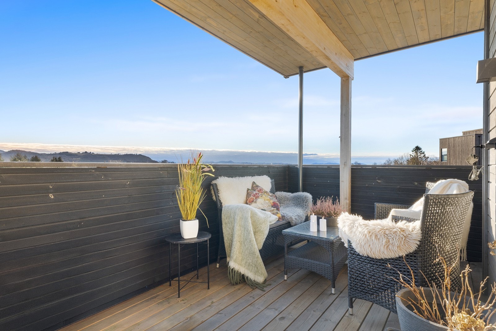 Skjermet og kjekk balkong med flott utsikt! Galleribilde