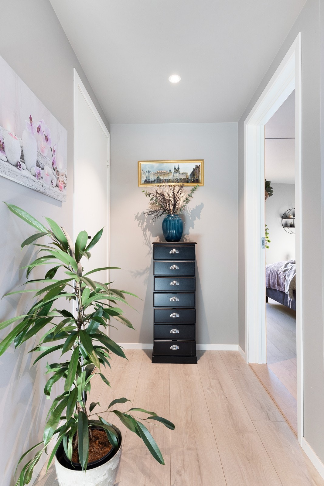 Leiligheten er stor og romslig med 3 soverom Galleribilde