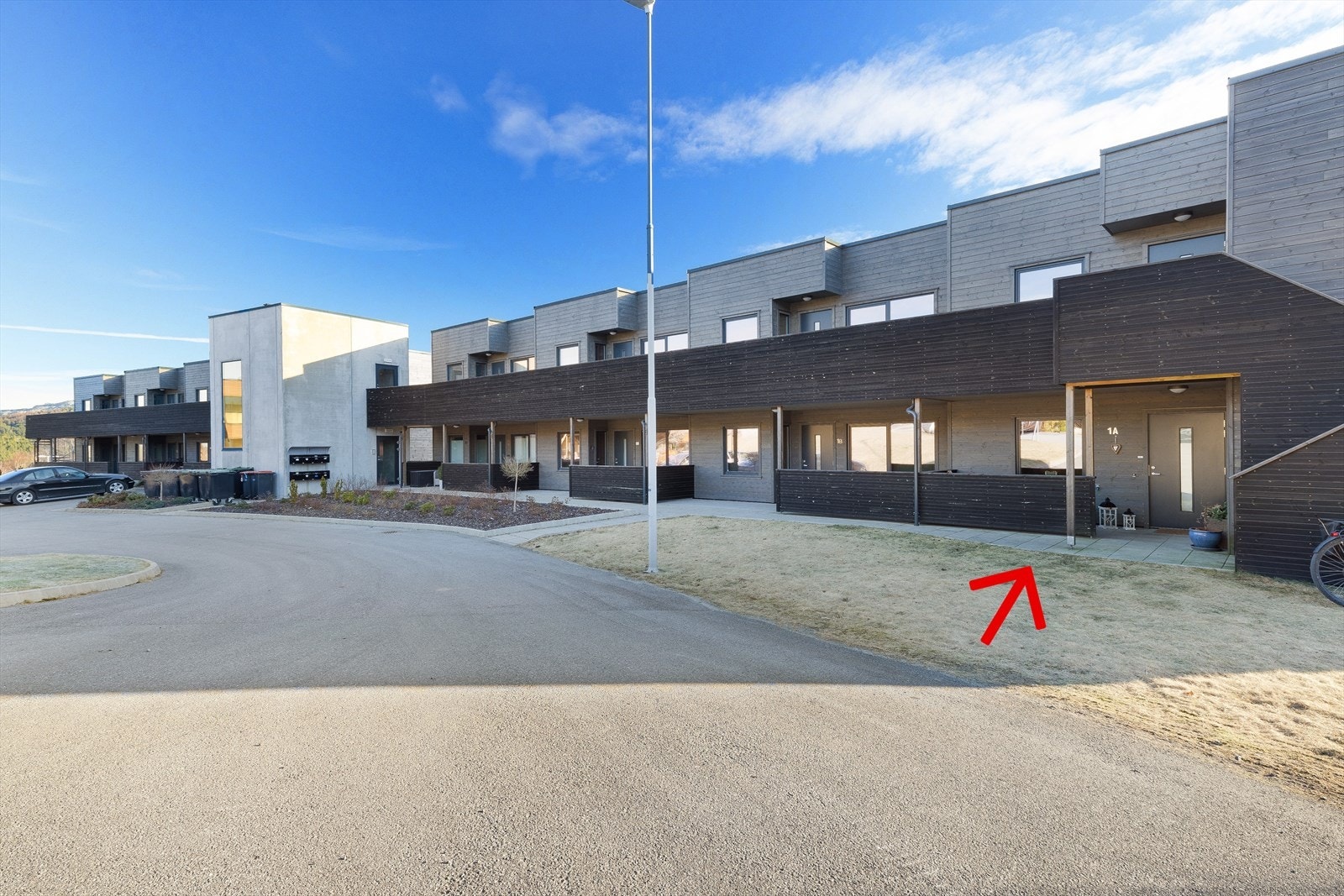 Pent opparbeidede fellesarealer og inngang fra bakkeplan Galleribilde