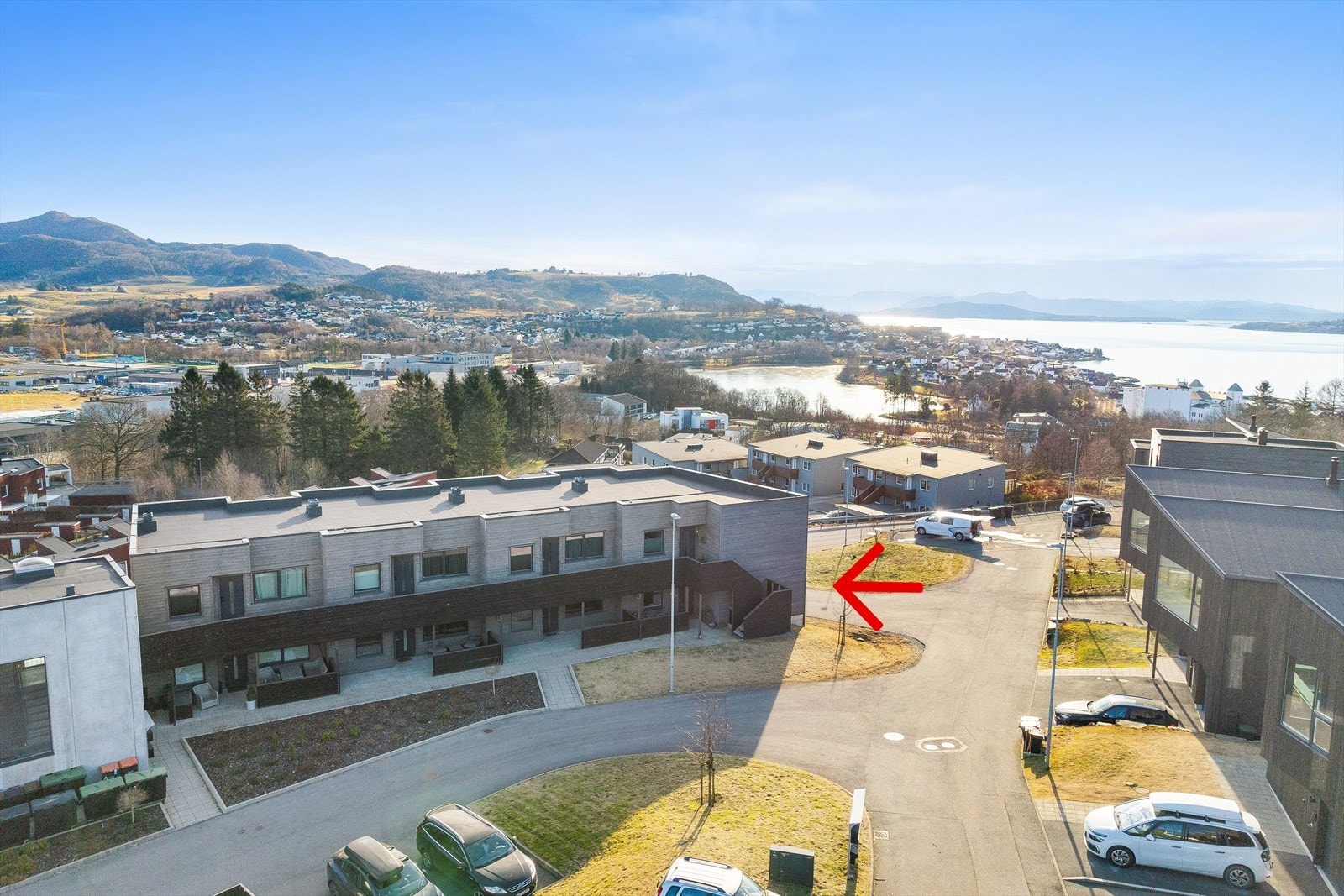 Leiligheten ligger meget sentralt på Tau med kort gange ned til sentrum, skoler, barnehager, idrettsanlegg etc Galleribilde