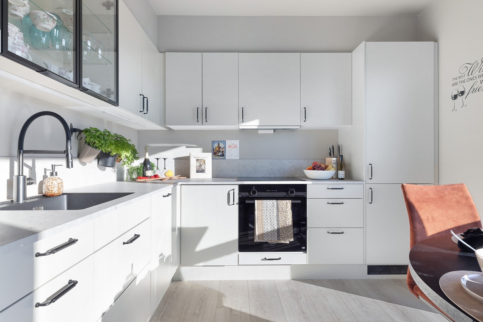 Kjøkkenet har slette hvite fronter med rikelig skap- og benkeplass. Galleribilde