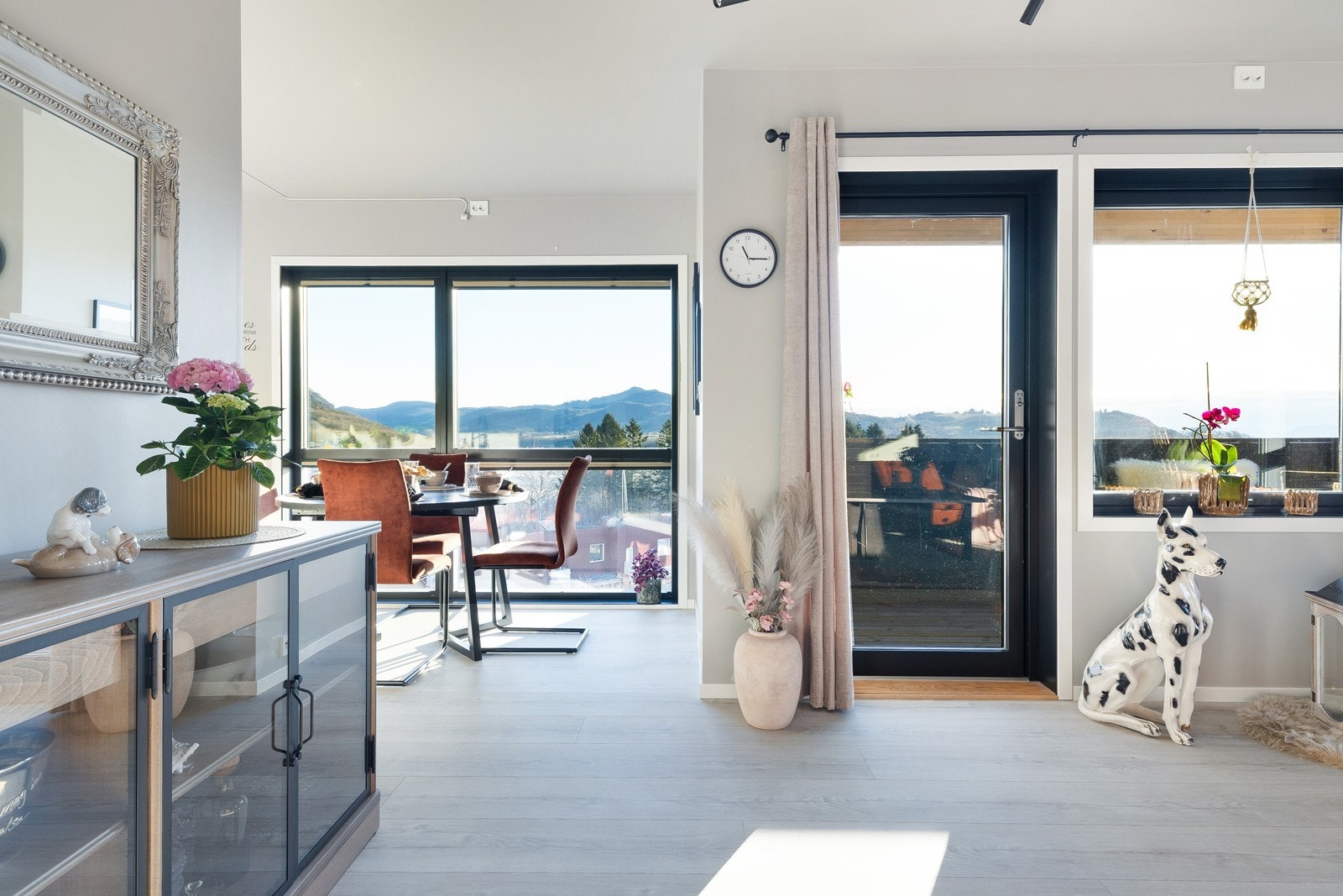 Fra stuen er det direkte utgang til kjekk overbygget balkong. Galleribilde