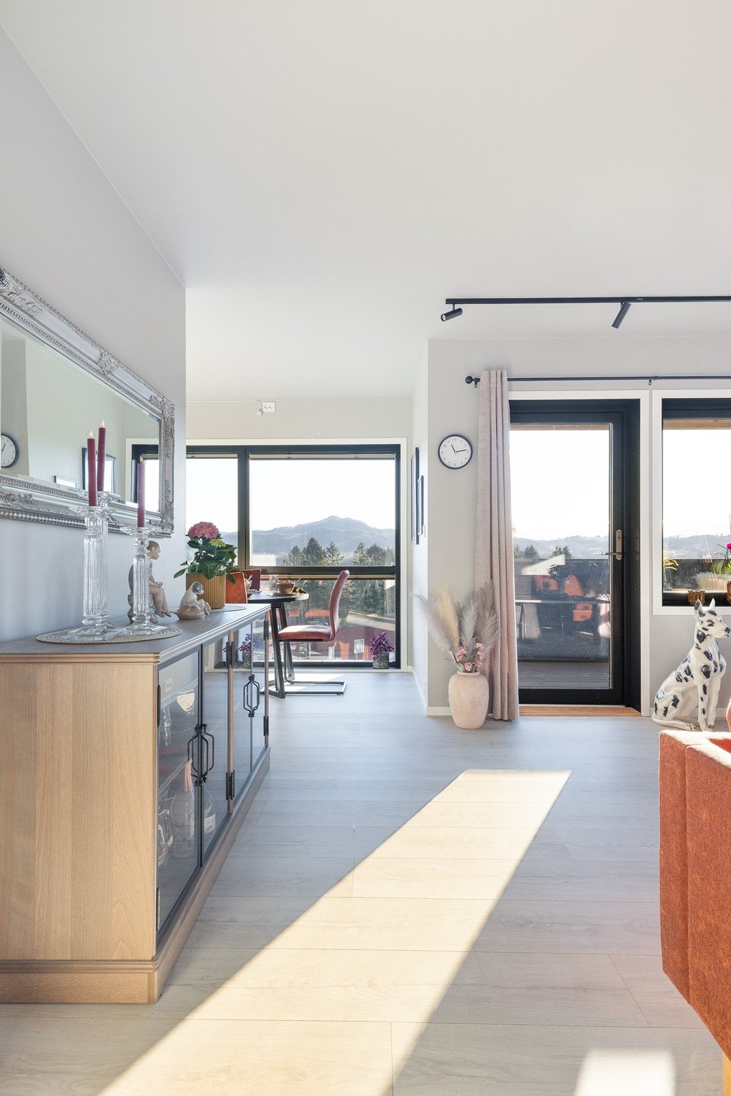 Leiligheten har tilpasset solskjerming med plisse i de fleste vinduer som følger med i handelen. Galleribilde