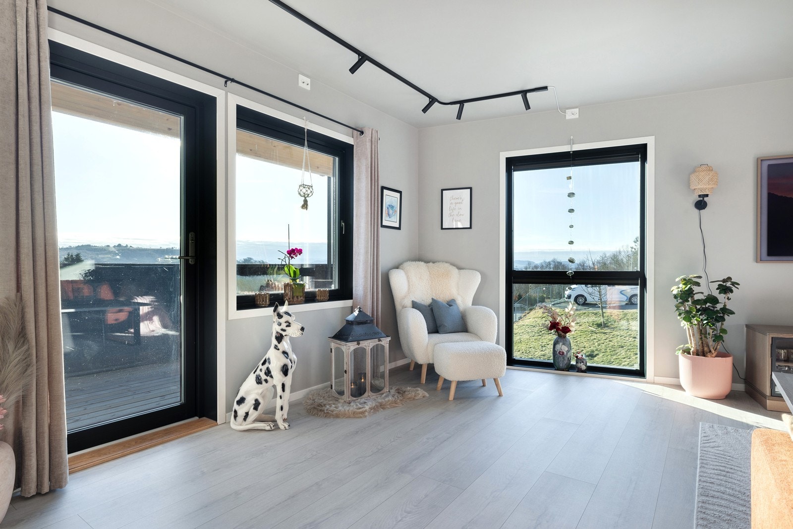 Stuen med store vindusflater som gir rikelig med naturlig lys. Galleribilde