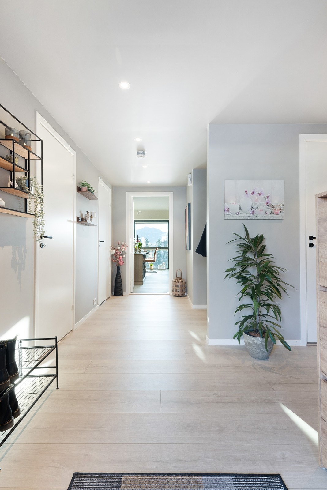 Leiligheten har smakfulle og innbydende farger på alle overflater Galleribilde