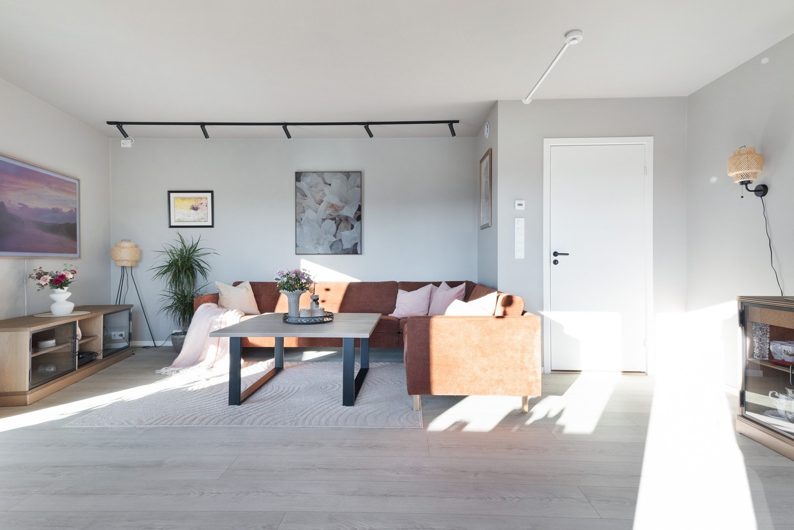 Romslig stue med god plass til stor sofagruppe. Galleribilde