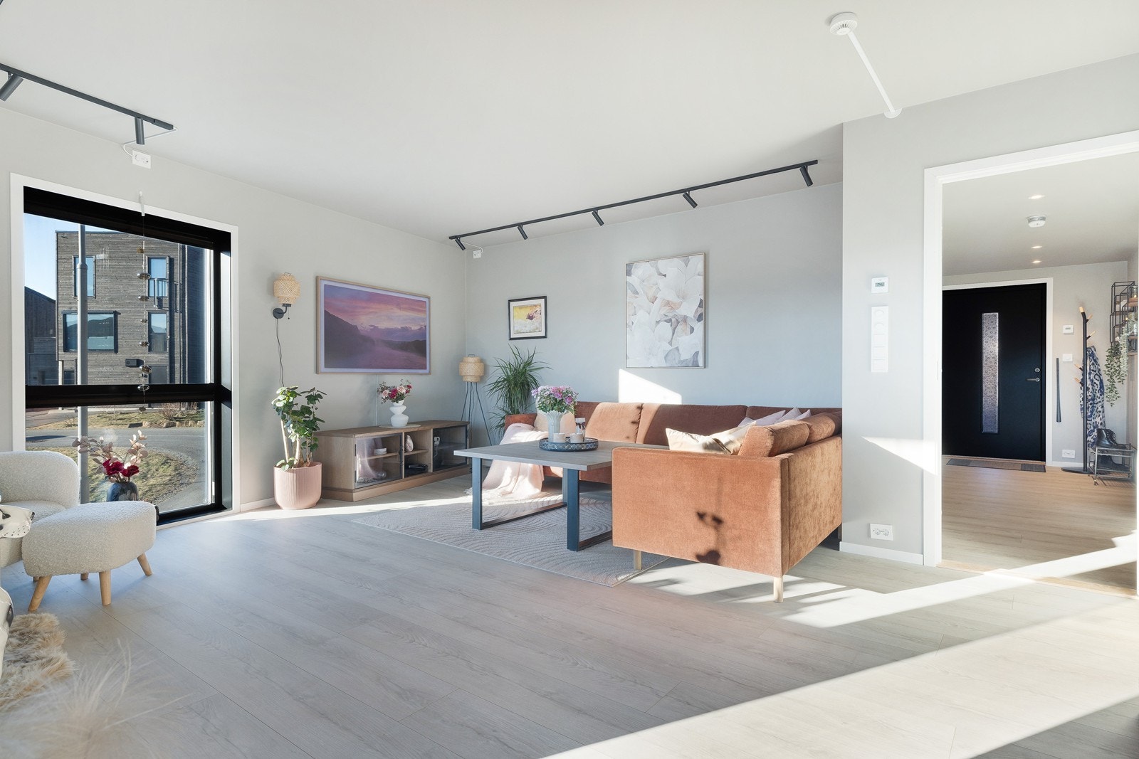 Leiligheten har stilrent uttrykk med lyse laminatgulver Galleribilde