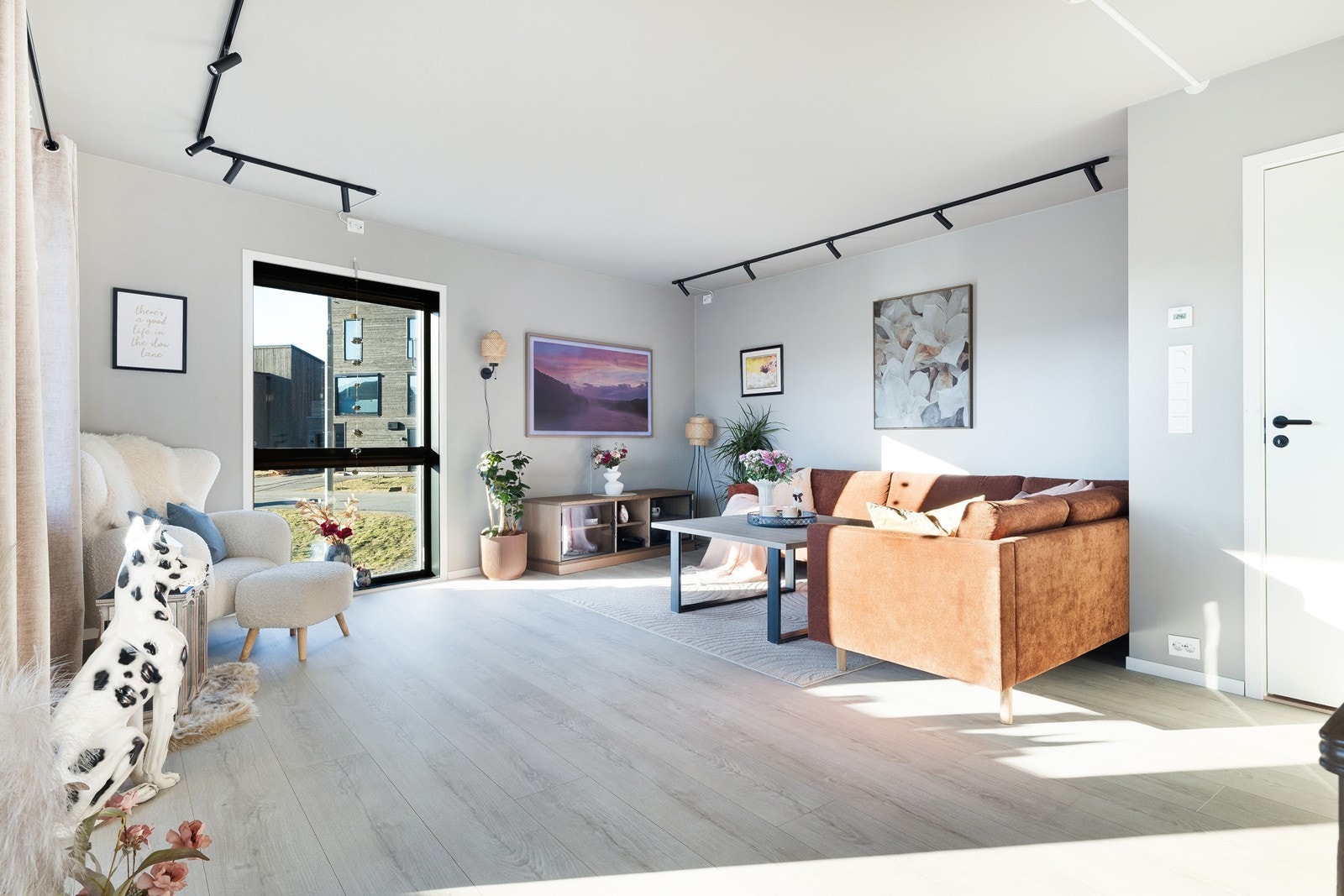 Leiligheten ligger i 1.etasje uten trapper fra bakkenivå, samt heis opp fra garasjeanlegg Galleribilde