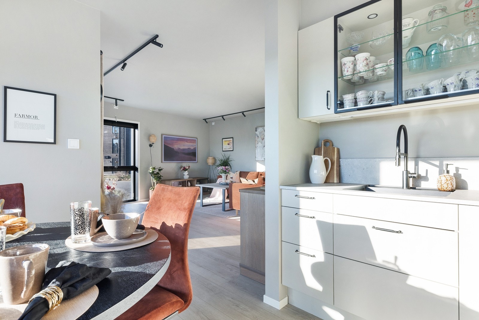 Kjøkkenet ligger delvis skjermet fra stuedelen Galleribilde