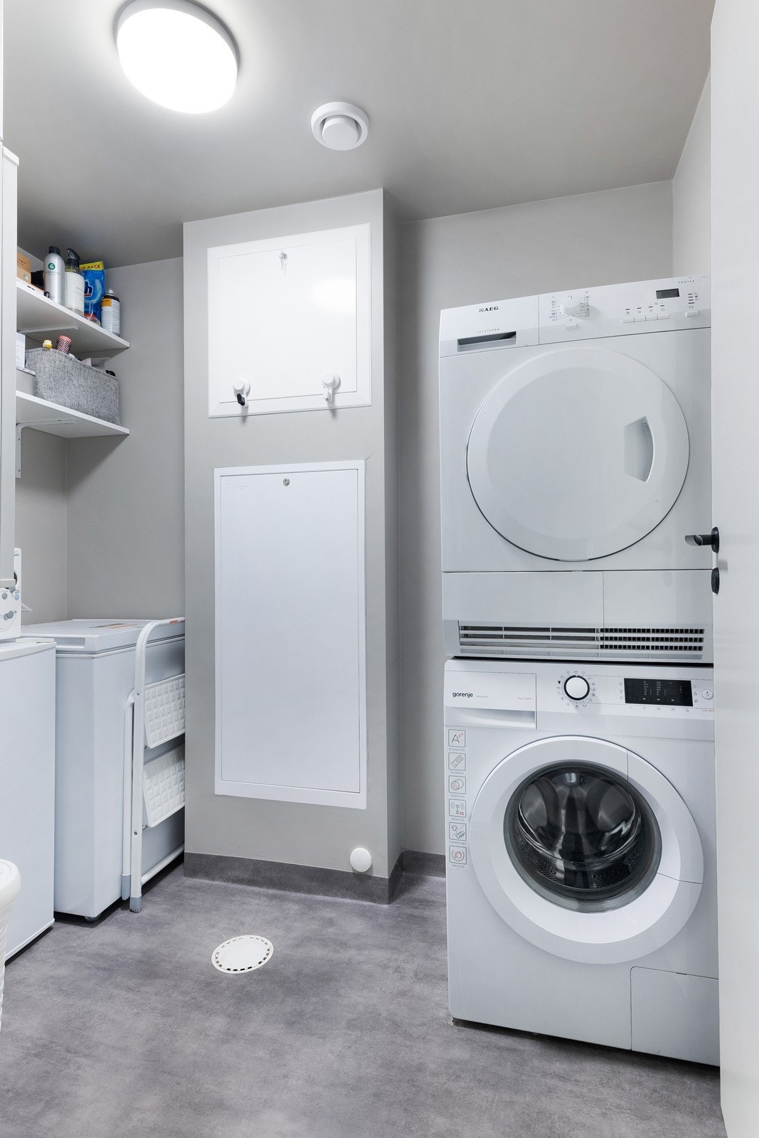 Funksjonelt vaskerom med gode løsninger og ekstra lagringsplass Galleribilde