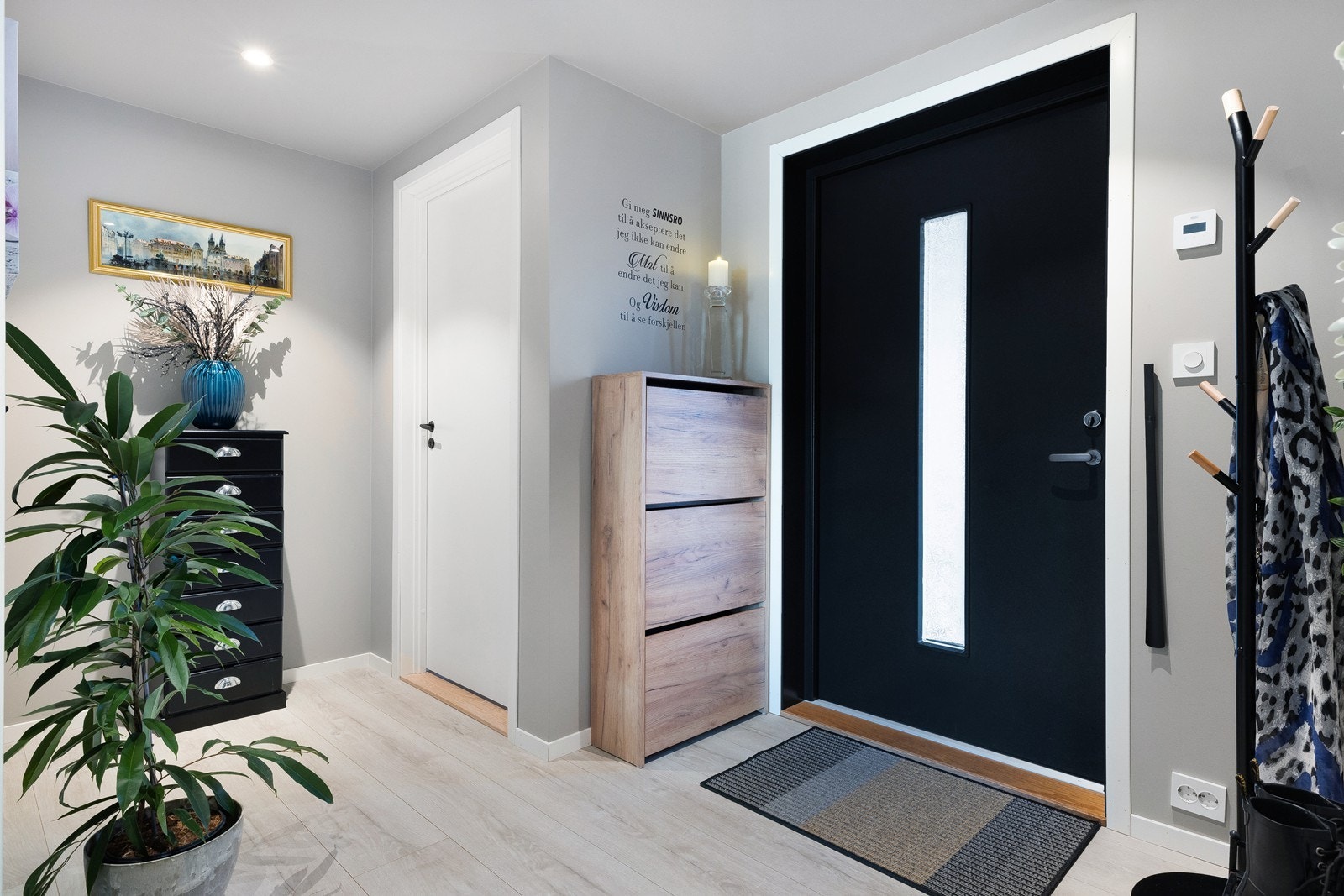 Leiligheten har en romslig og lys entré Galleribilde